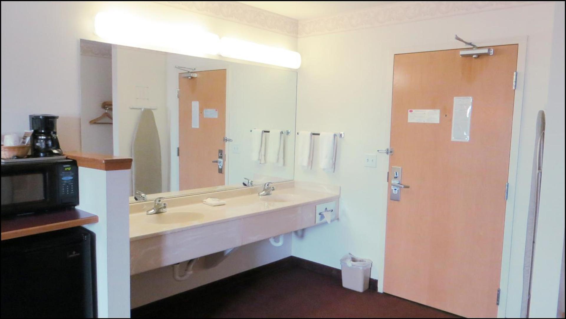 Peppermill Empress Inn photo 48