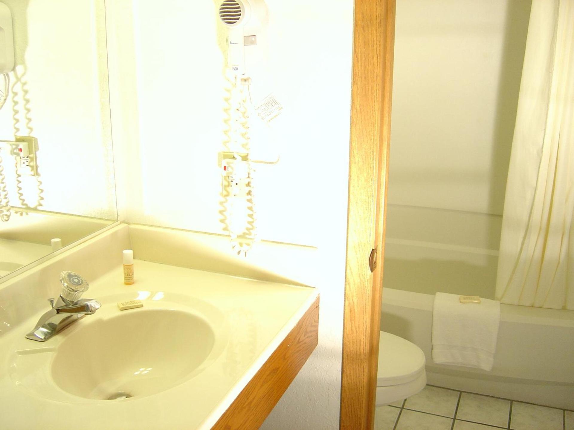 Wakota Inn and Suites photo 9