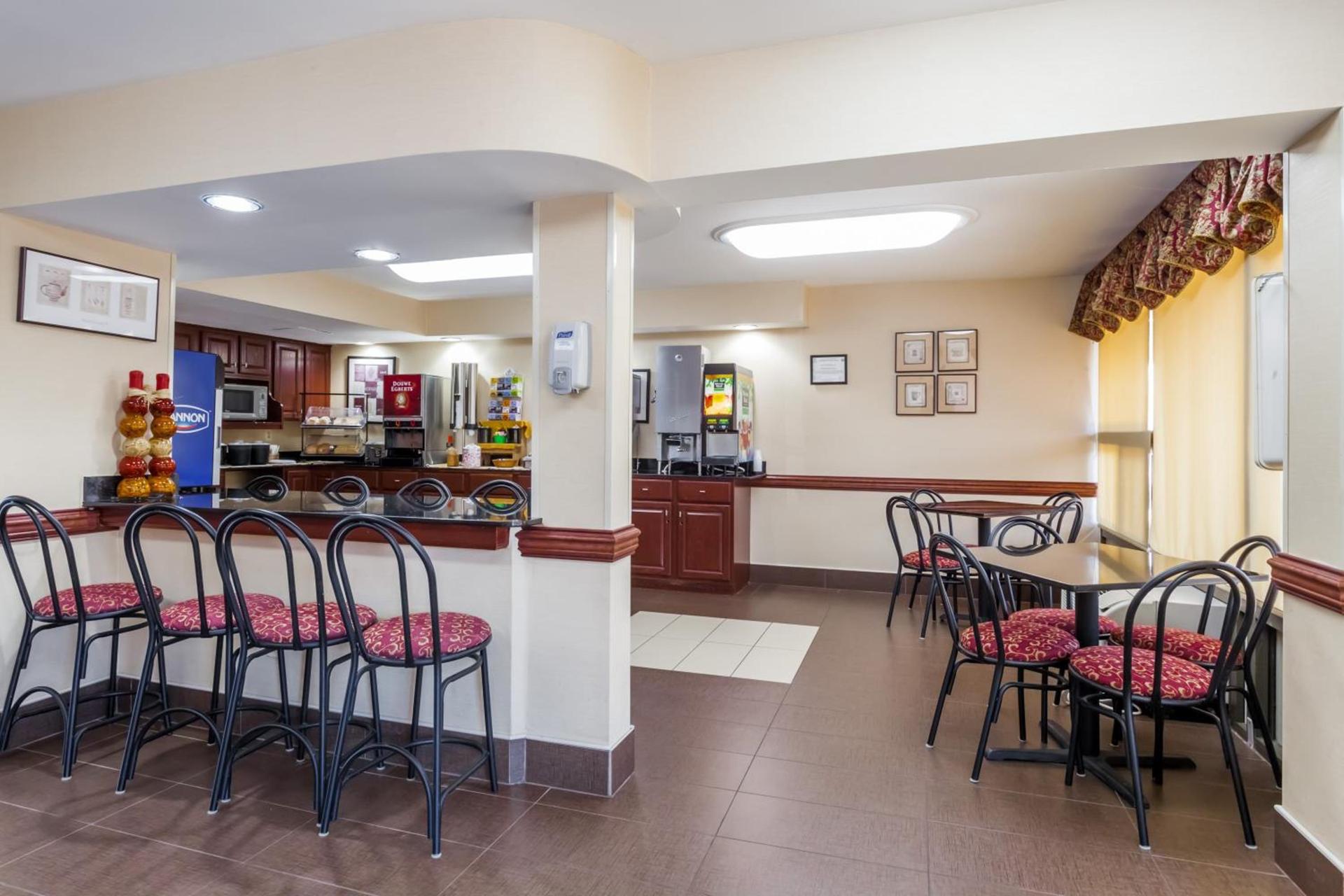 Ramada by Wyndham Edgewood Hotel & Conference Center photo 11