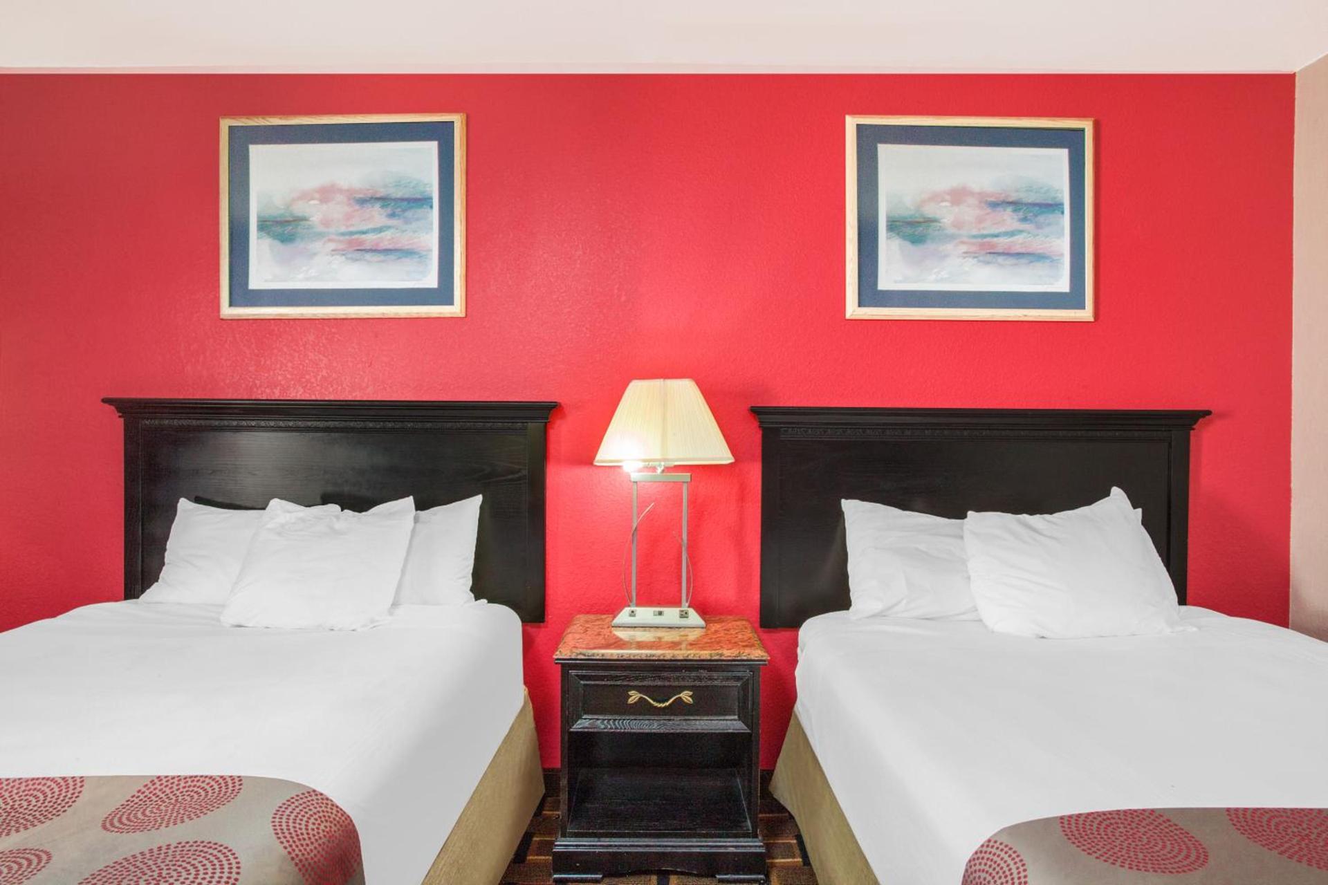 Ramada by Wyndham Edgewood Hotel & Conference Center photo 8