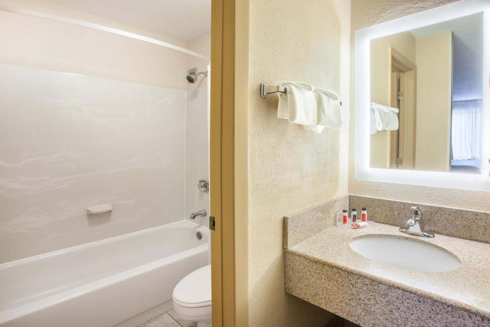 Howard Johnson by Wyndham Romulus Detroit Metro Airport photo 17