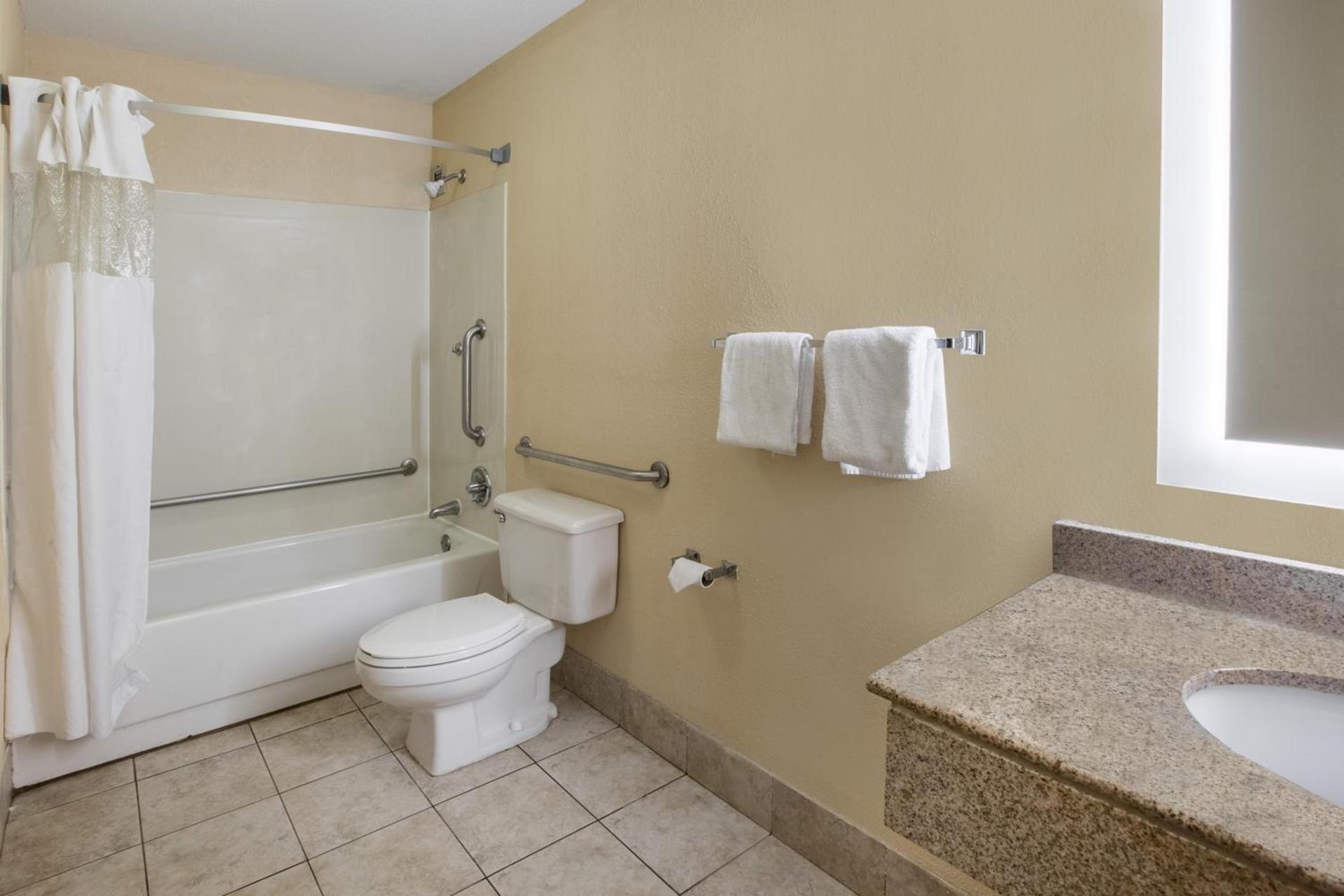 Howard Johnson by Wyndham Romulus Detroit Metro Airport photo 22