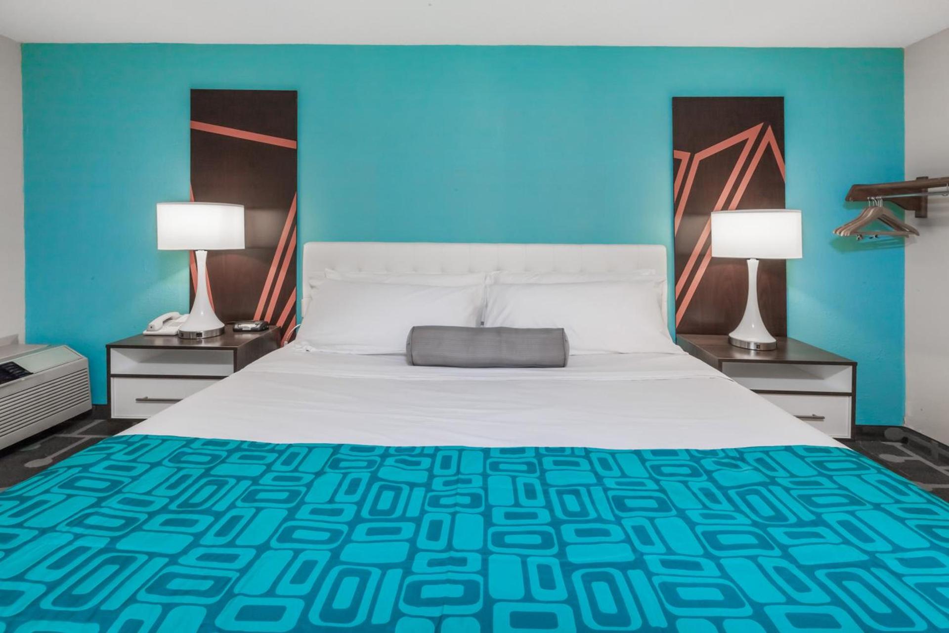 Howard Johnson by Wyndham Romulus Detroit Metro Airport photo 16
