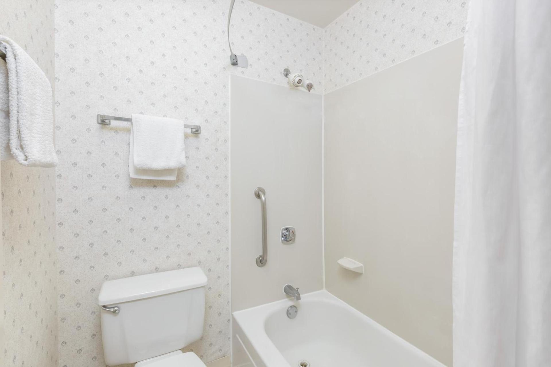 Days Inn by Wyndham West Des Moines - Clive photo 44