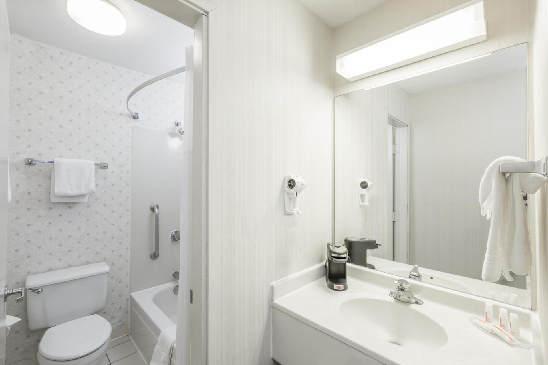 Days Inn by Wyndham West Des Moines - Clive photo 43