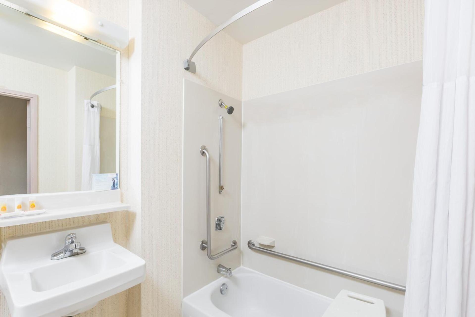 Days Inn by Wyndham West Des Moines - Clive photo 42