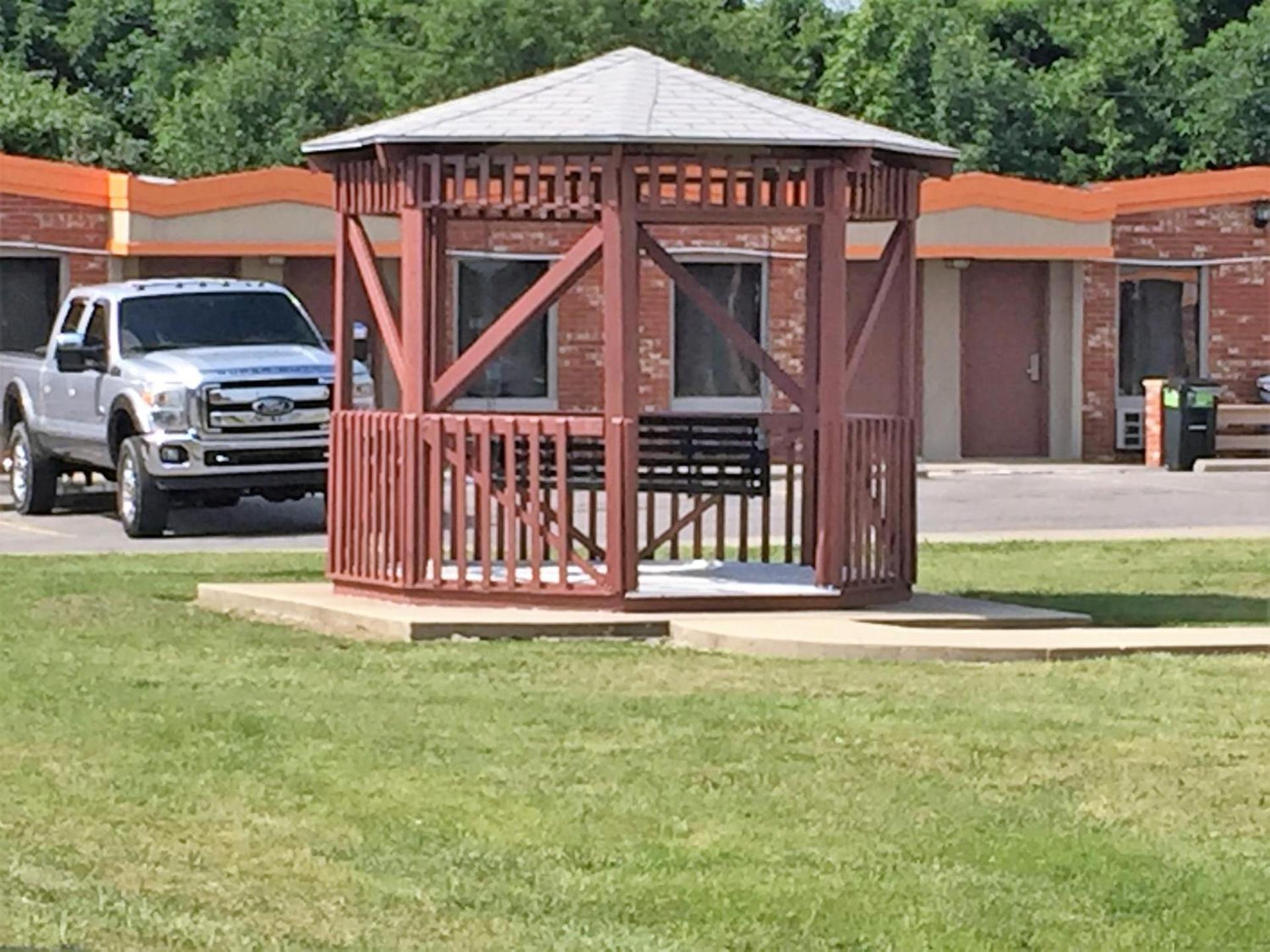 OYO Hickory House Inn photo 23