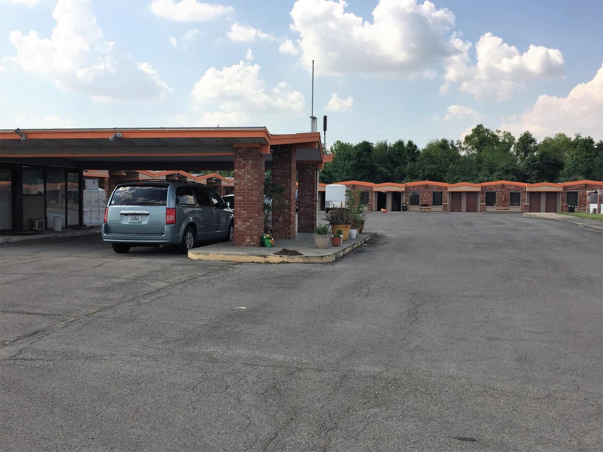 OYO Hickory House Inn photo 20