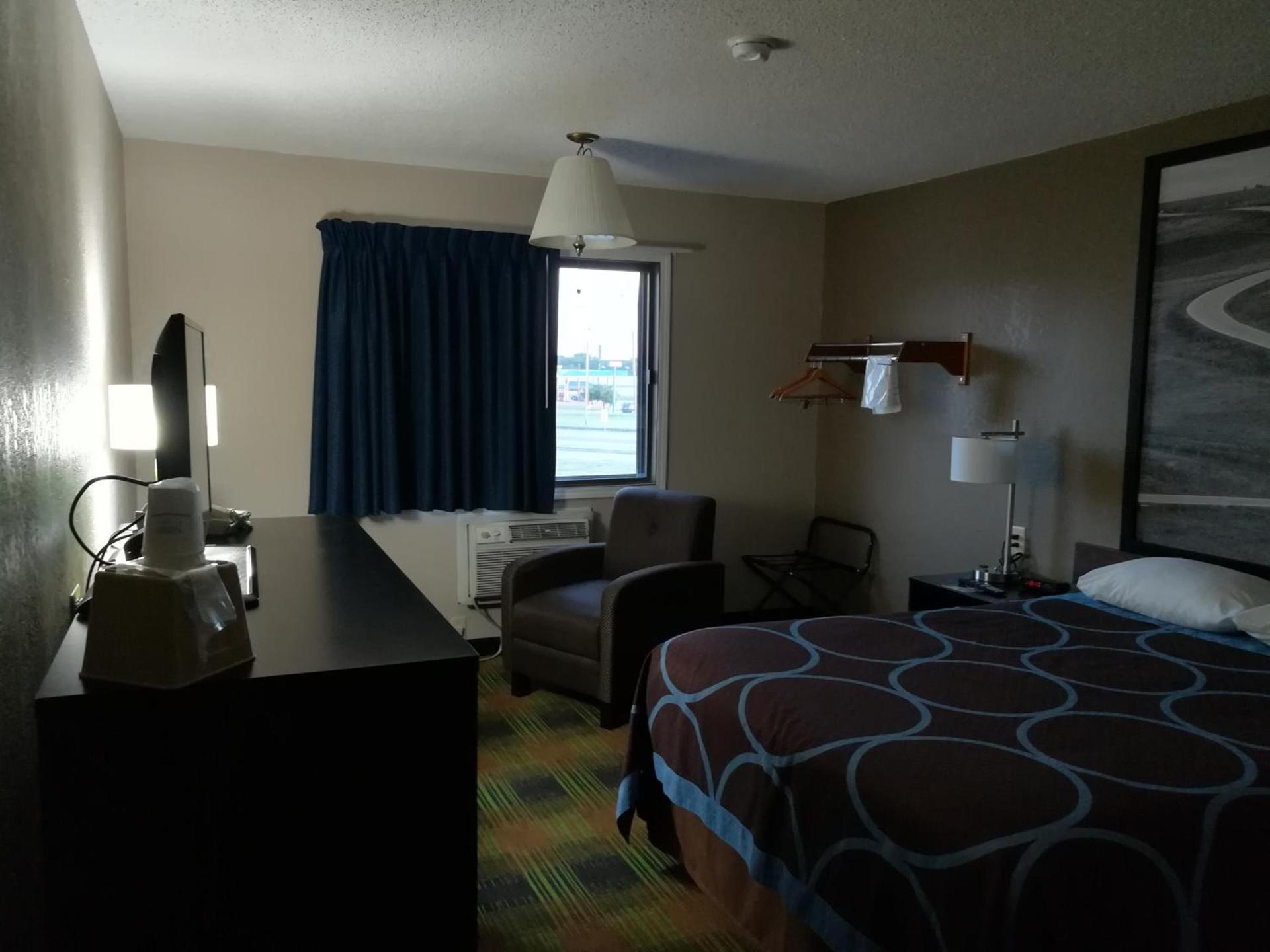 Super 8 by Wyndham Keokuk photo 30