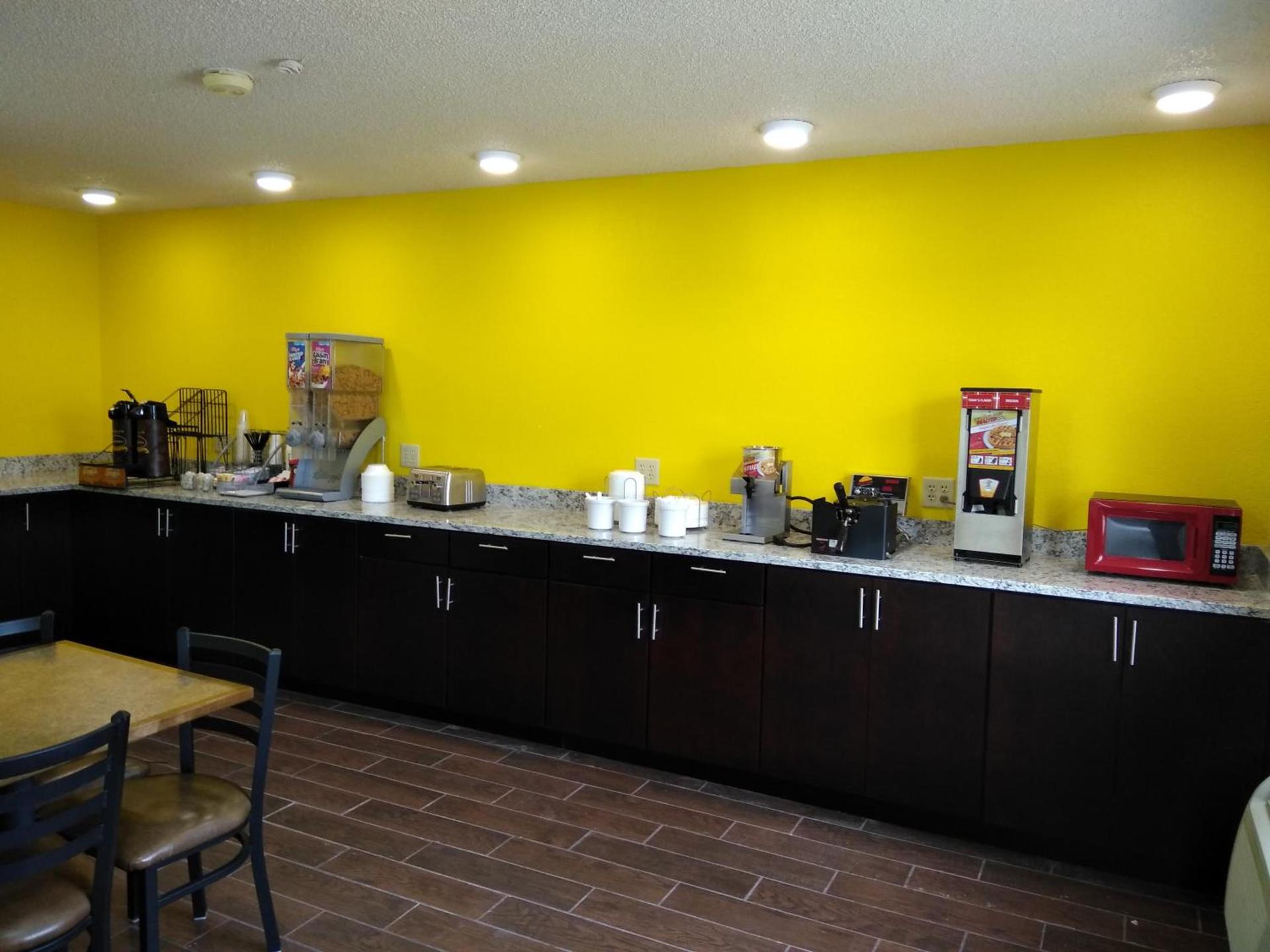 Super 8 by Wyndham Keokuk photo 24