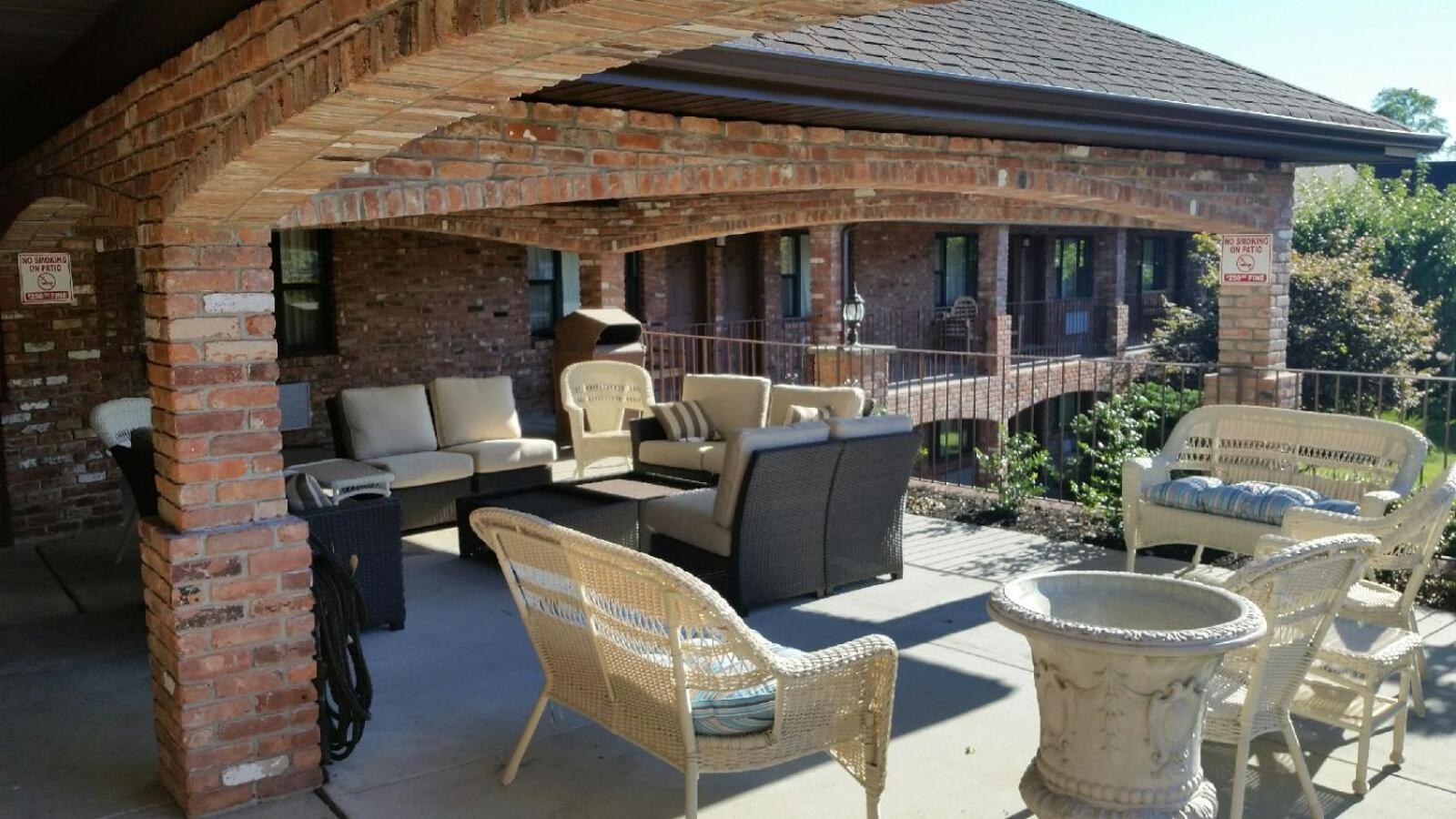 Chalet Inn & Suites photo 5