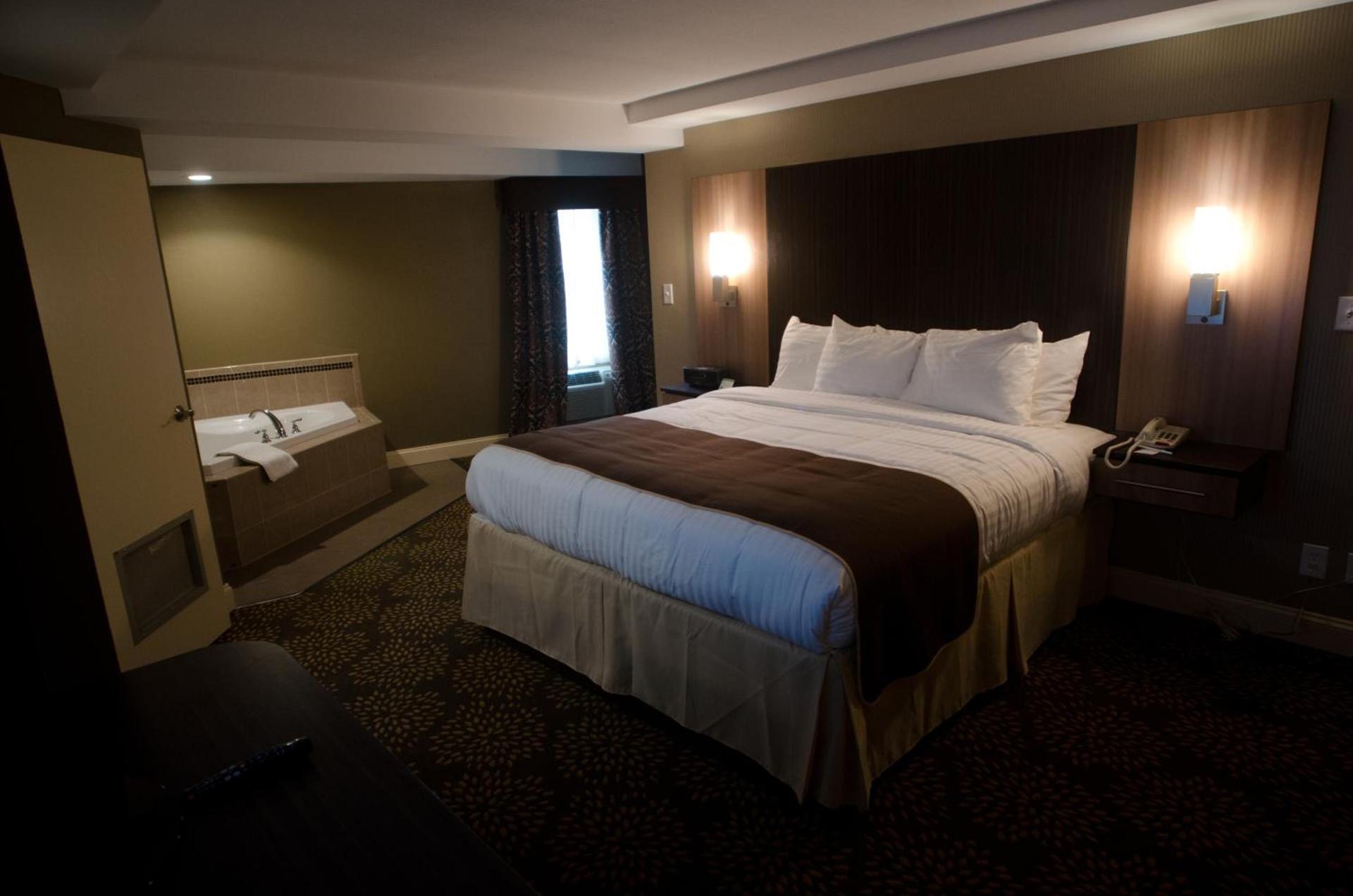 Aashram Hotel by Niagara River photo 95