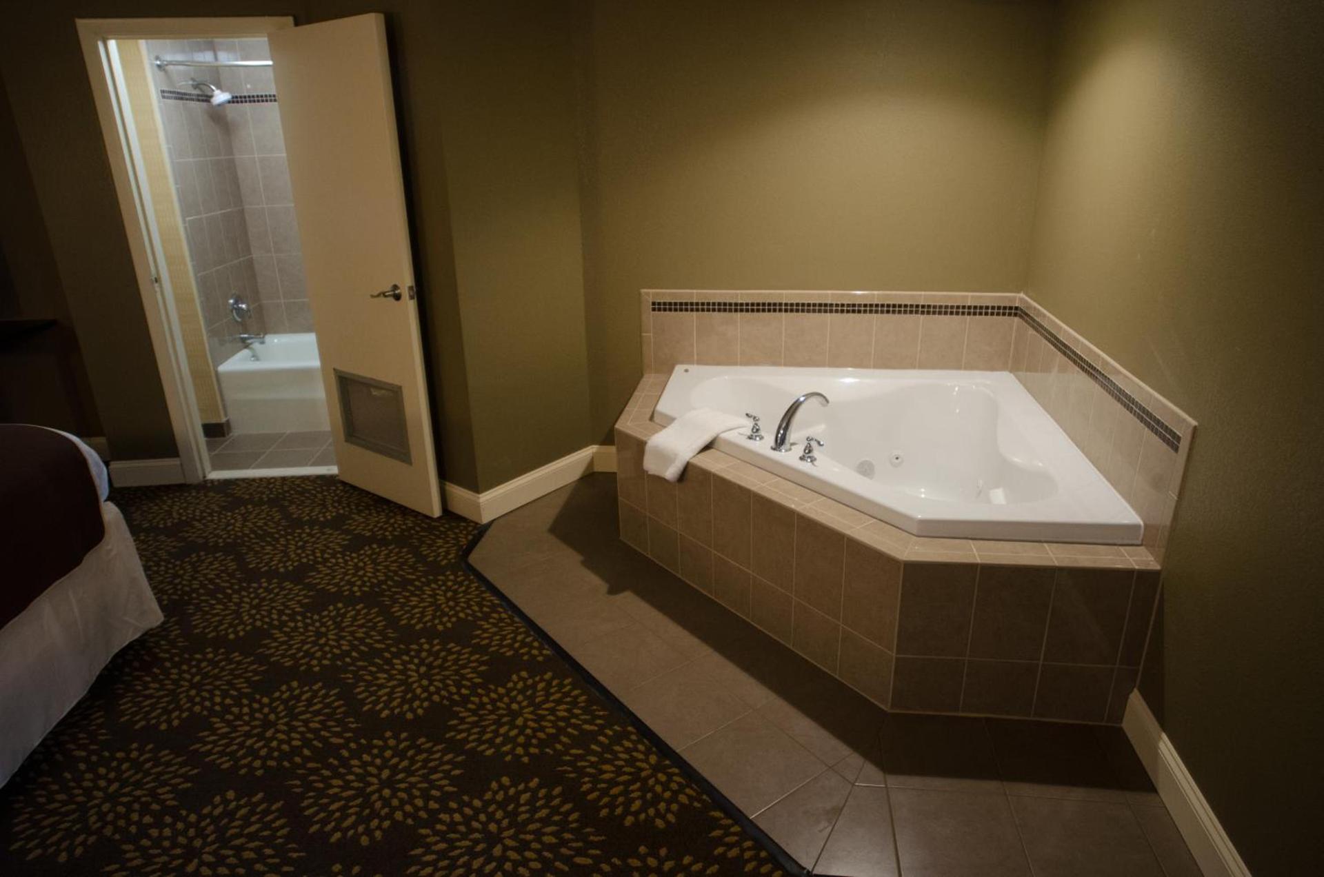 Aashram Hotel by Niagara River photo 97