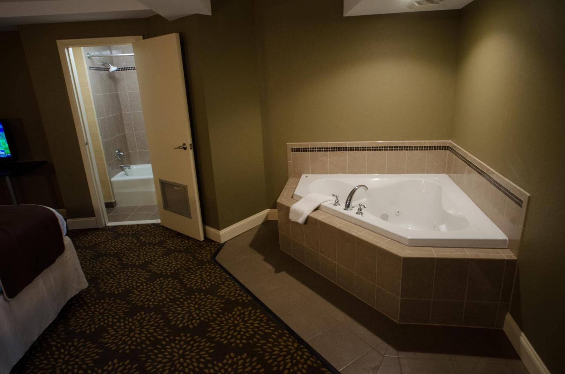 Aashram Hotel by Niagara River photo 98