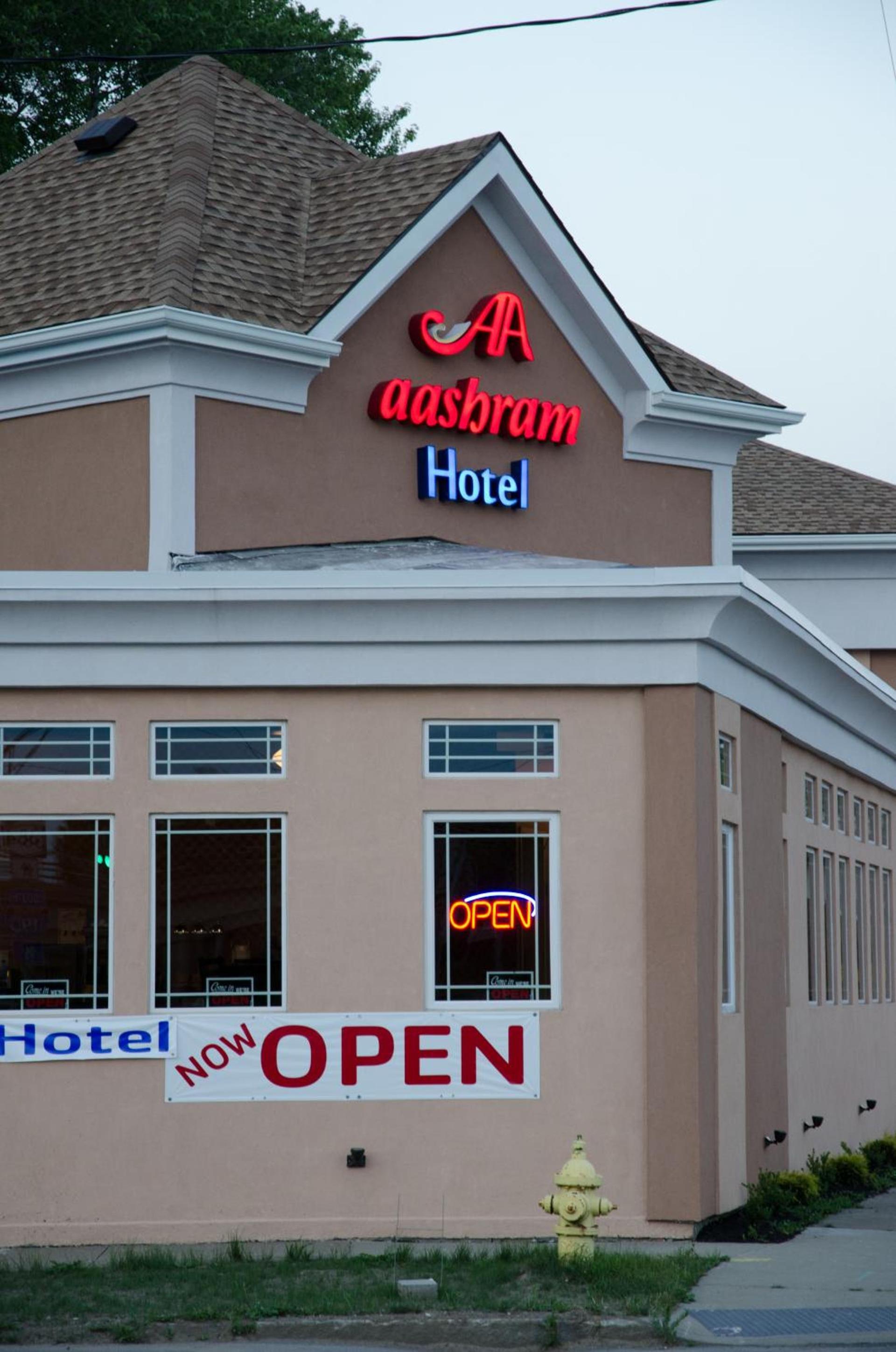 Aashram Hotel by Niagara River photo 1