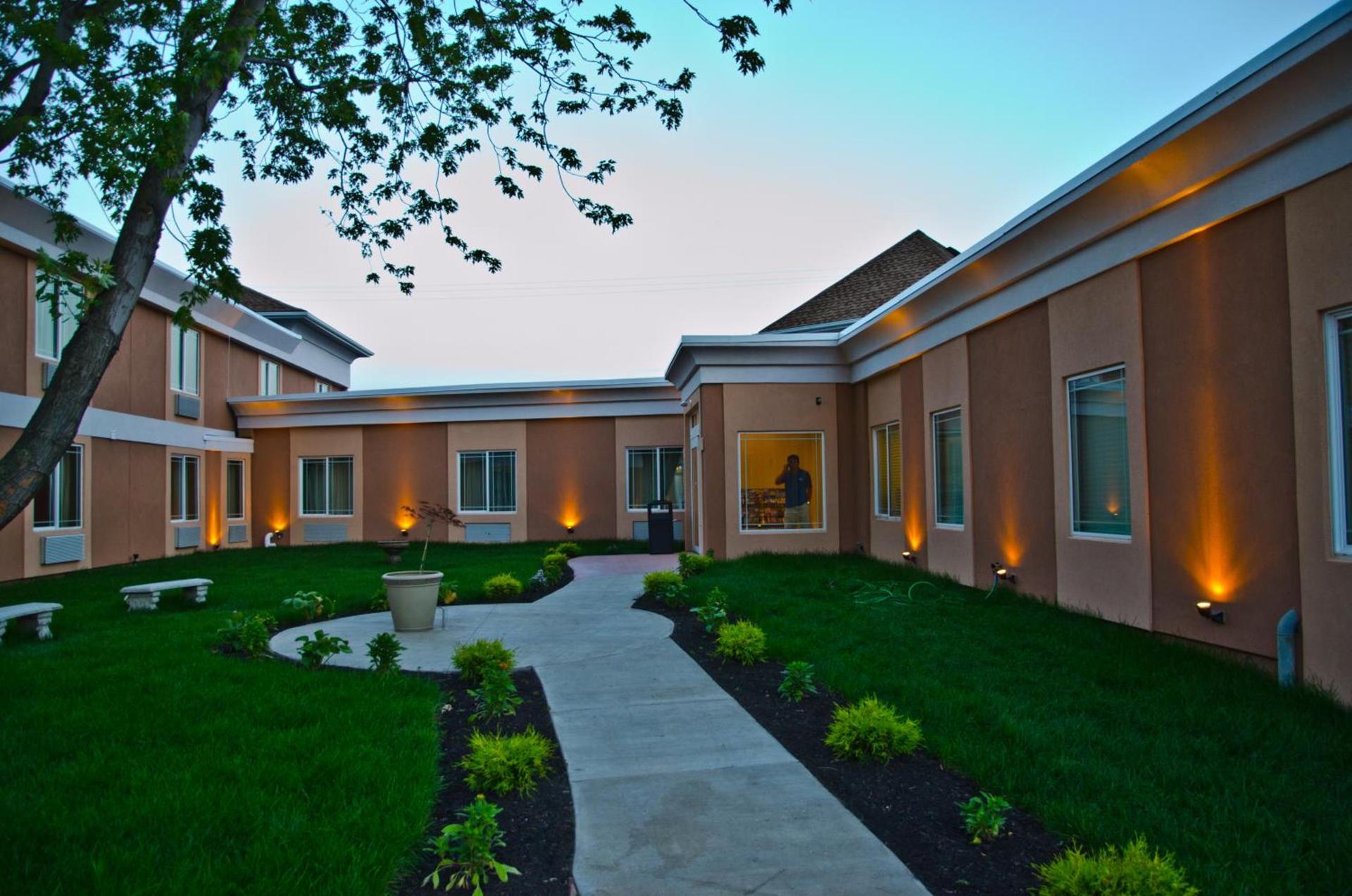 Aashram Hotel by Niagara River photo 16