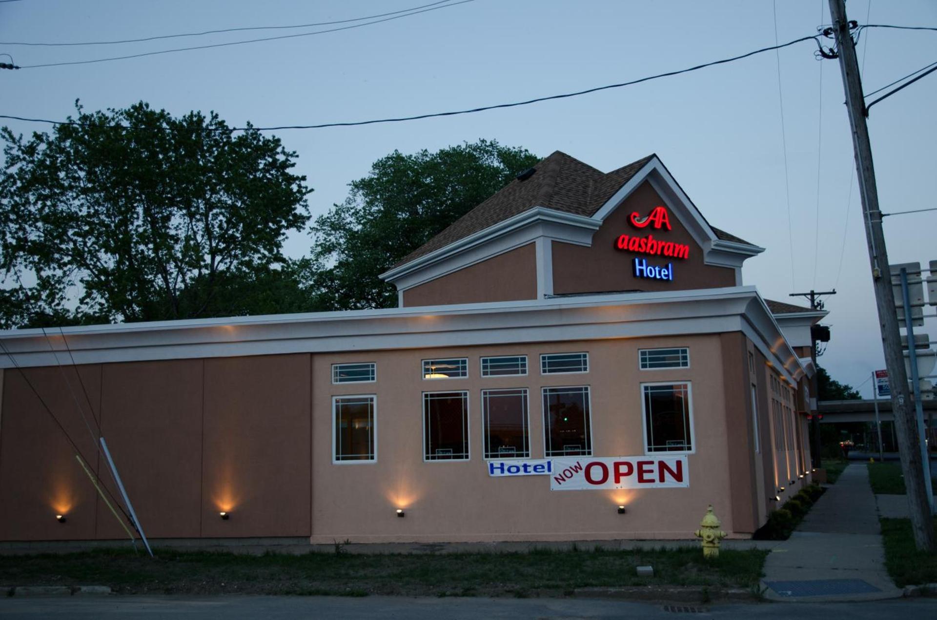 Aashram Hotel by Niagara River photo 2