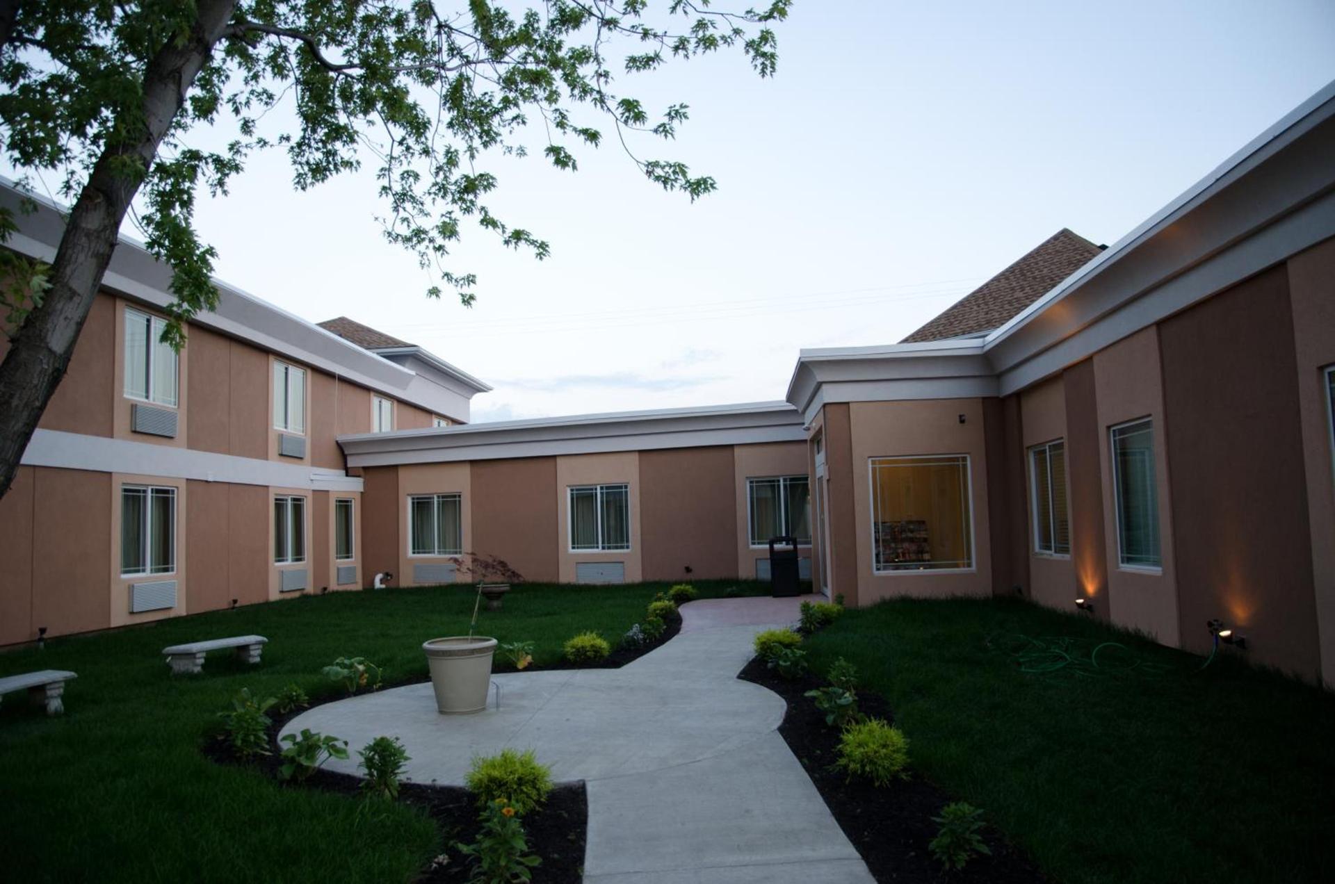 Aashram Hotel by Niagara River photo 5
