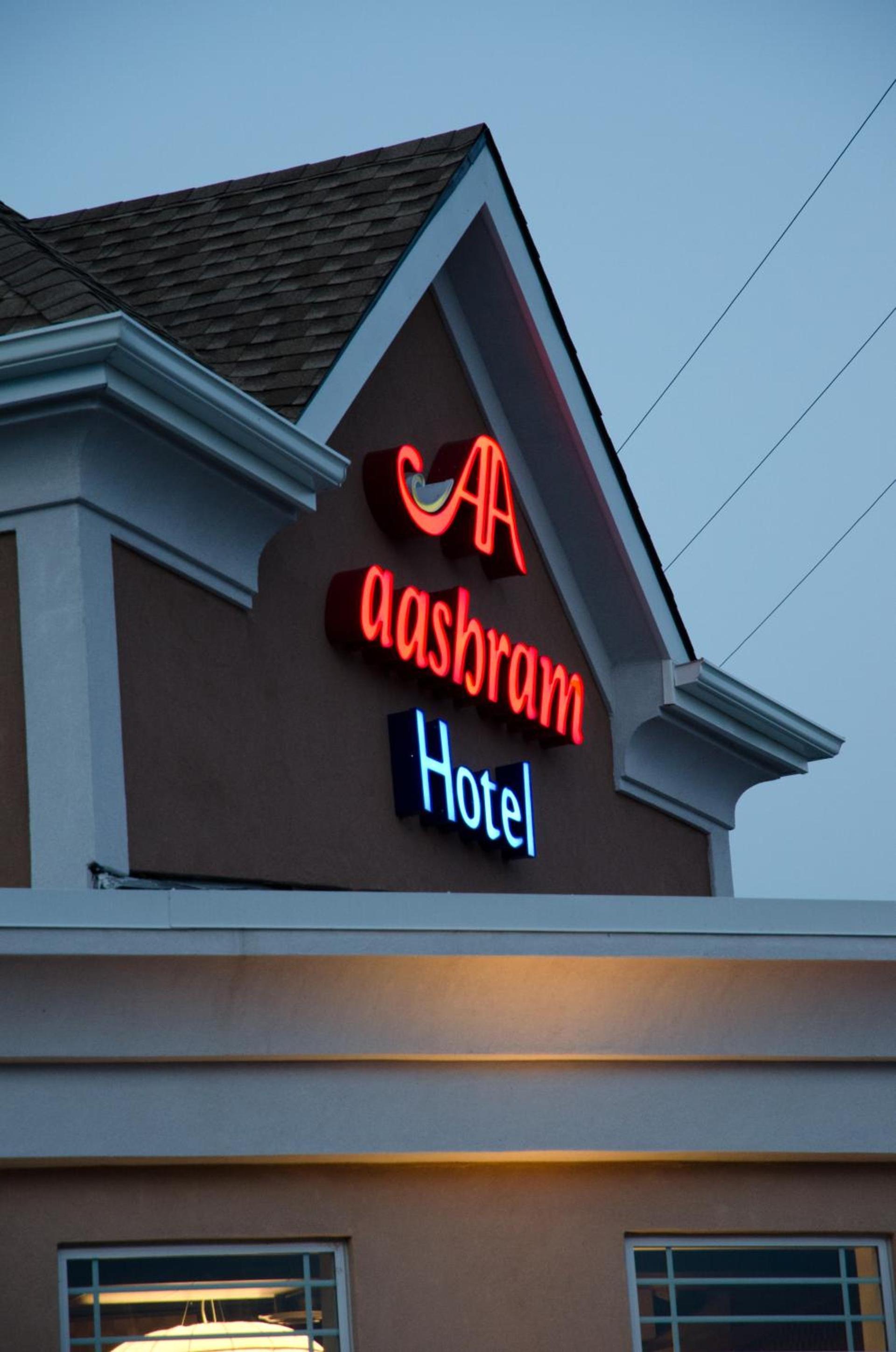 Aashram Hotel by Niagara River photo 33