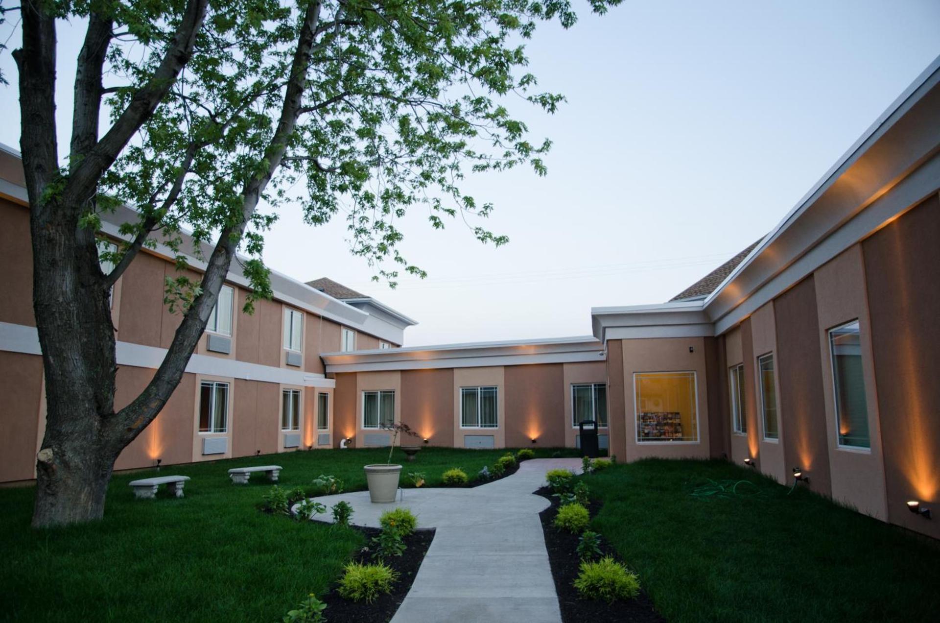 Aashram Hotel by Niagara River photo 18