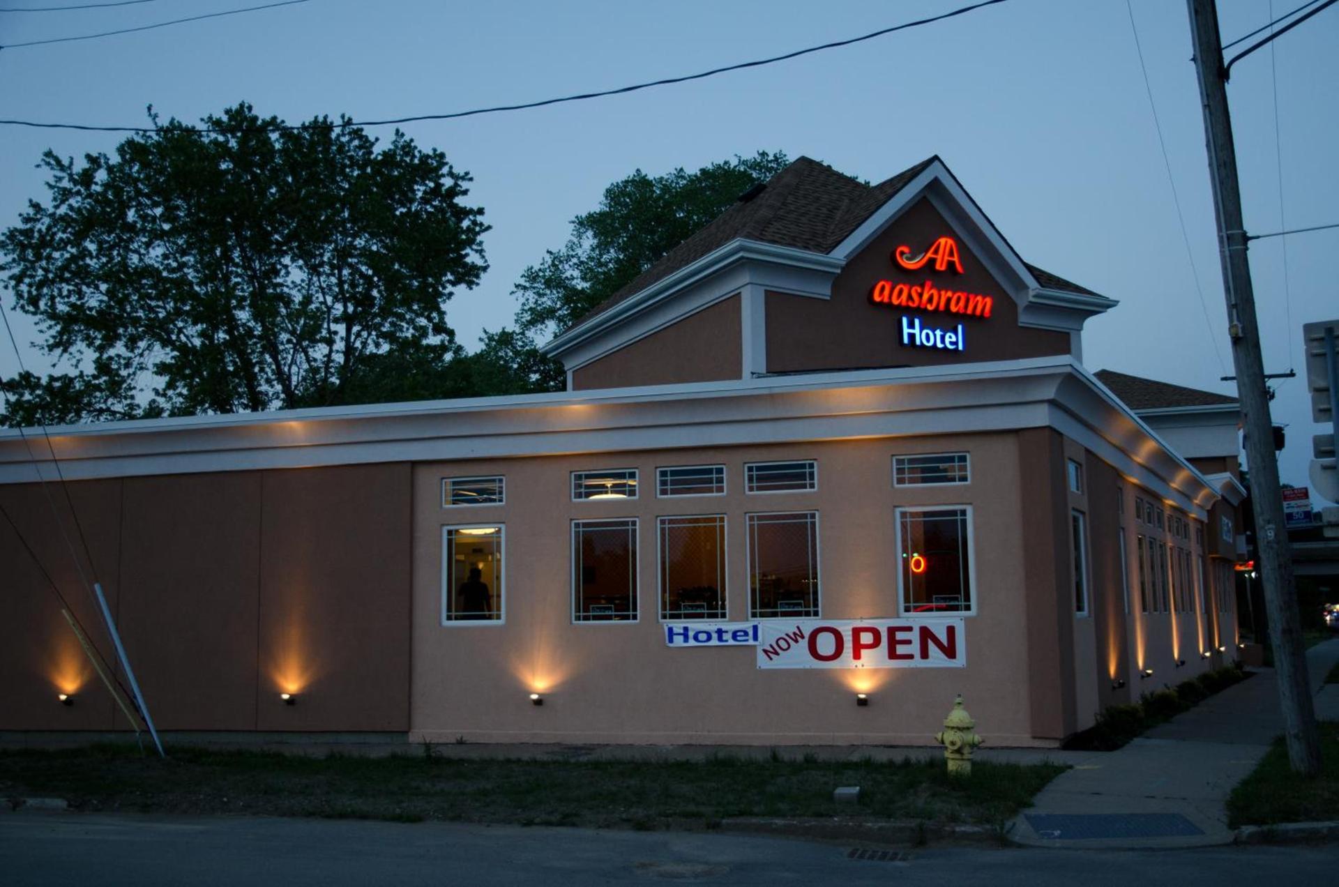 Aashram Hotel by Niagara River photo 20
