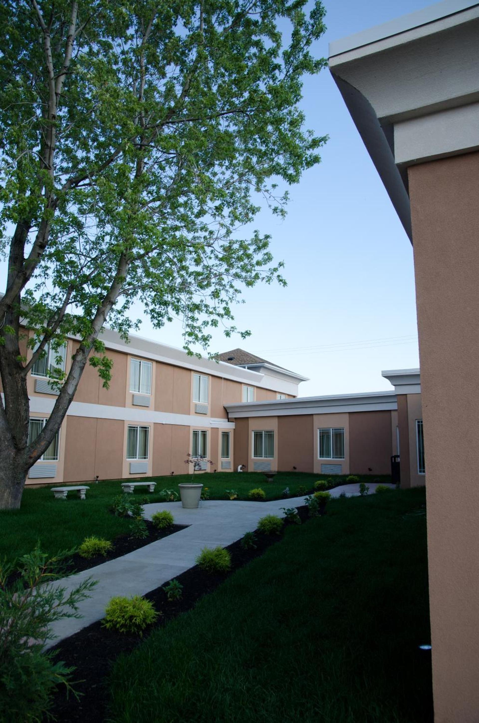 Aashram Hotel by Niagara River photo 31