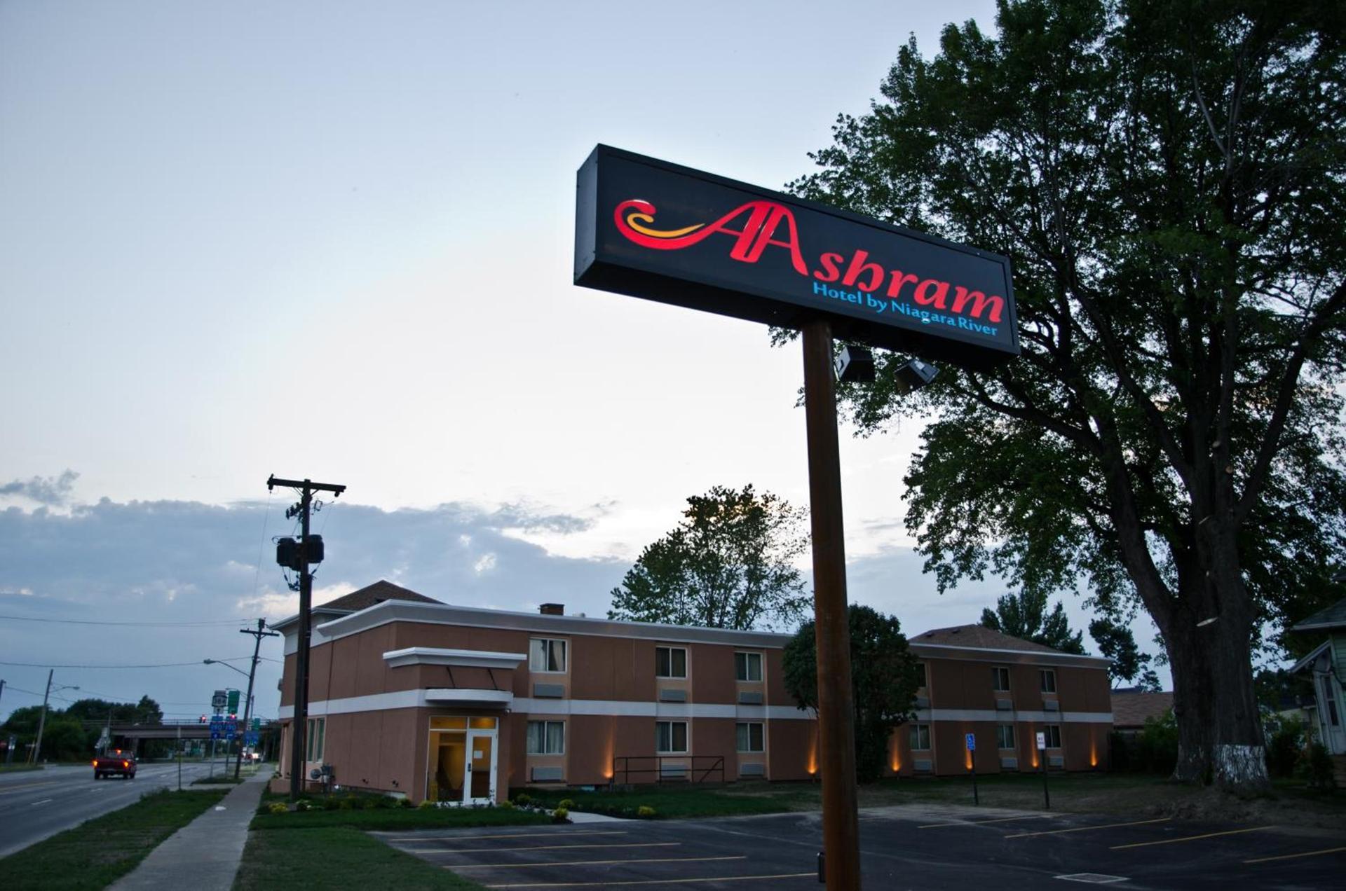 Aashram Hotel by Niagara River photo 46