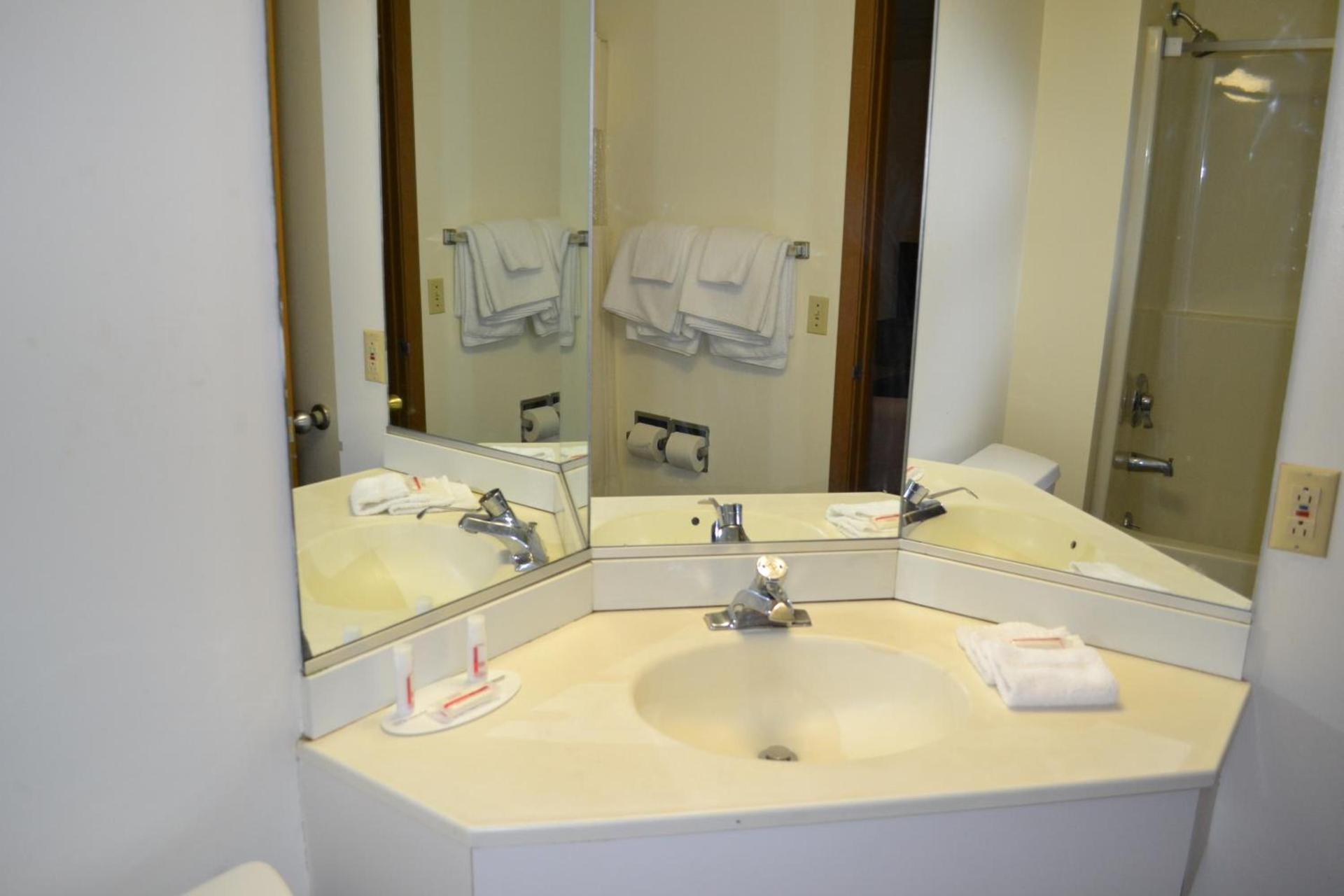 Travelodge by Wyndham Niagara Falls - New York photo 27