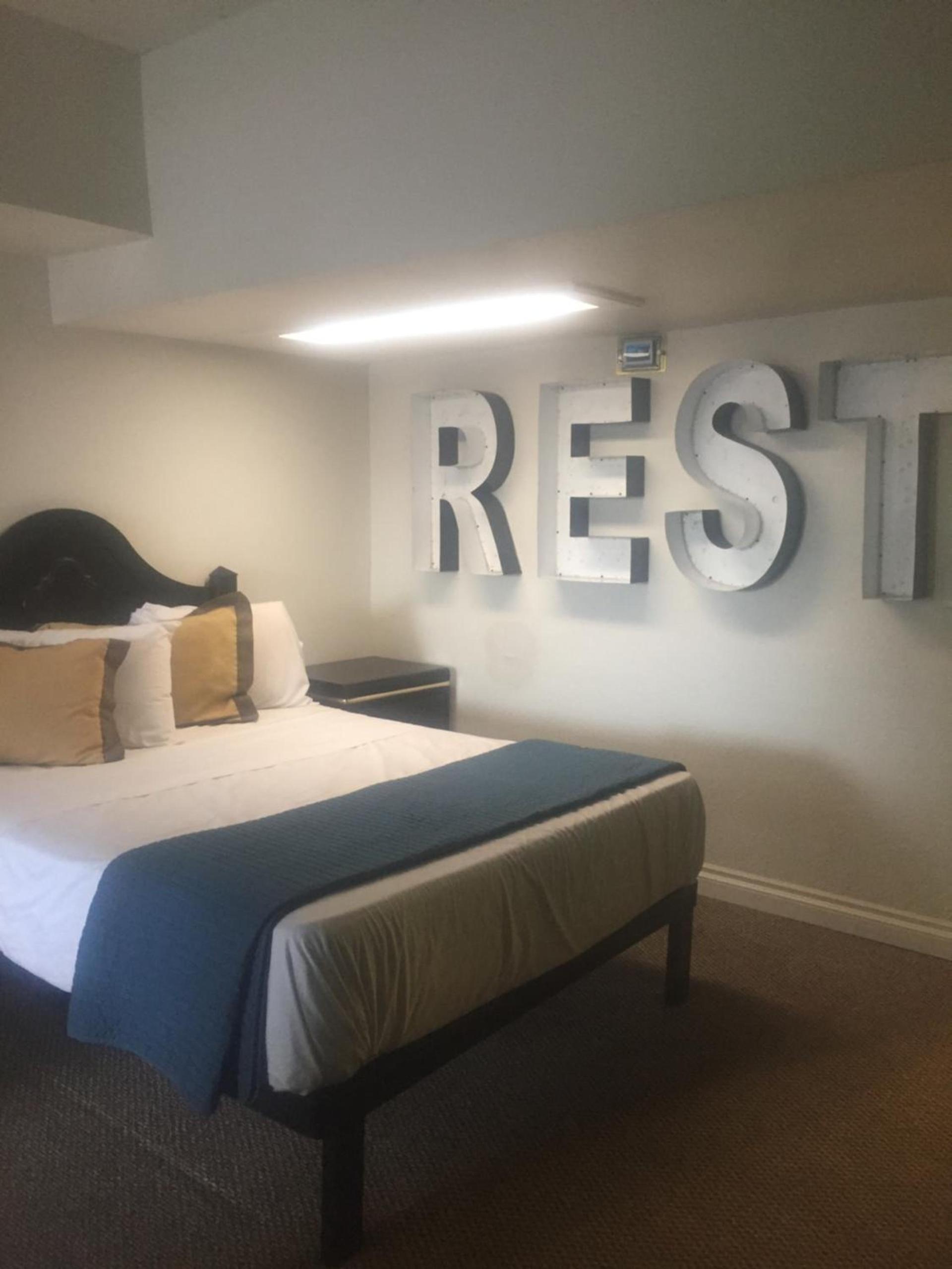 Desert Hills Motel photo 26