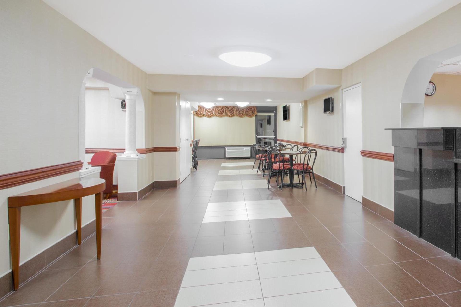 Ramada by Wyndham Edgewood Hotel & Conference Center photo 4