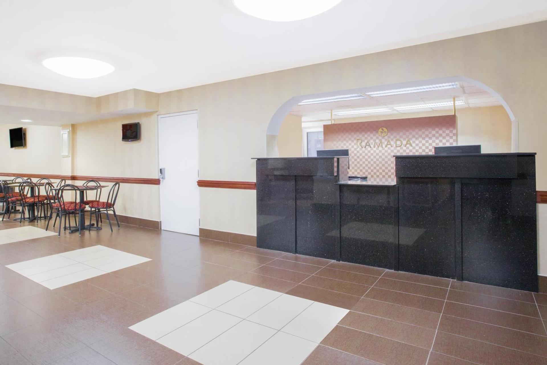 Ramada by Wyndham Edgewood Hotel & Conference Center photo 5
