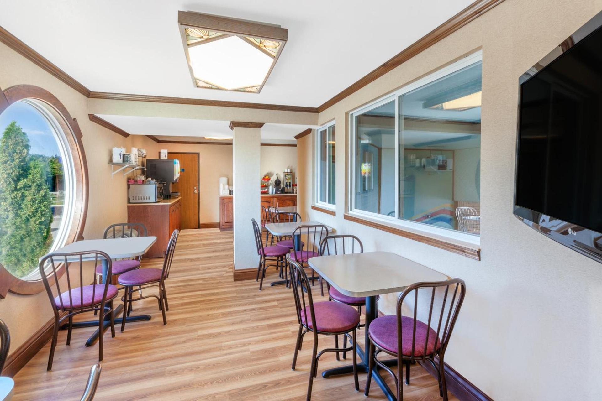 Ramada by Wyndham Mackinaw City Waterfront photo 26