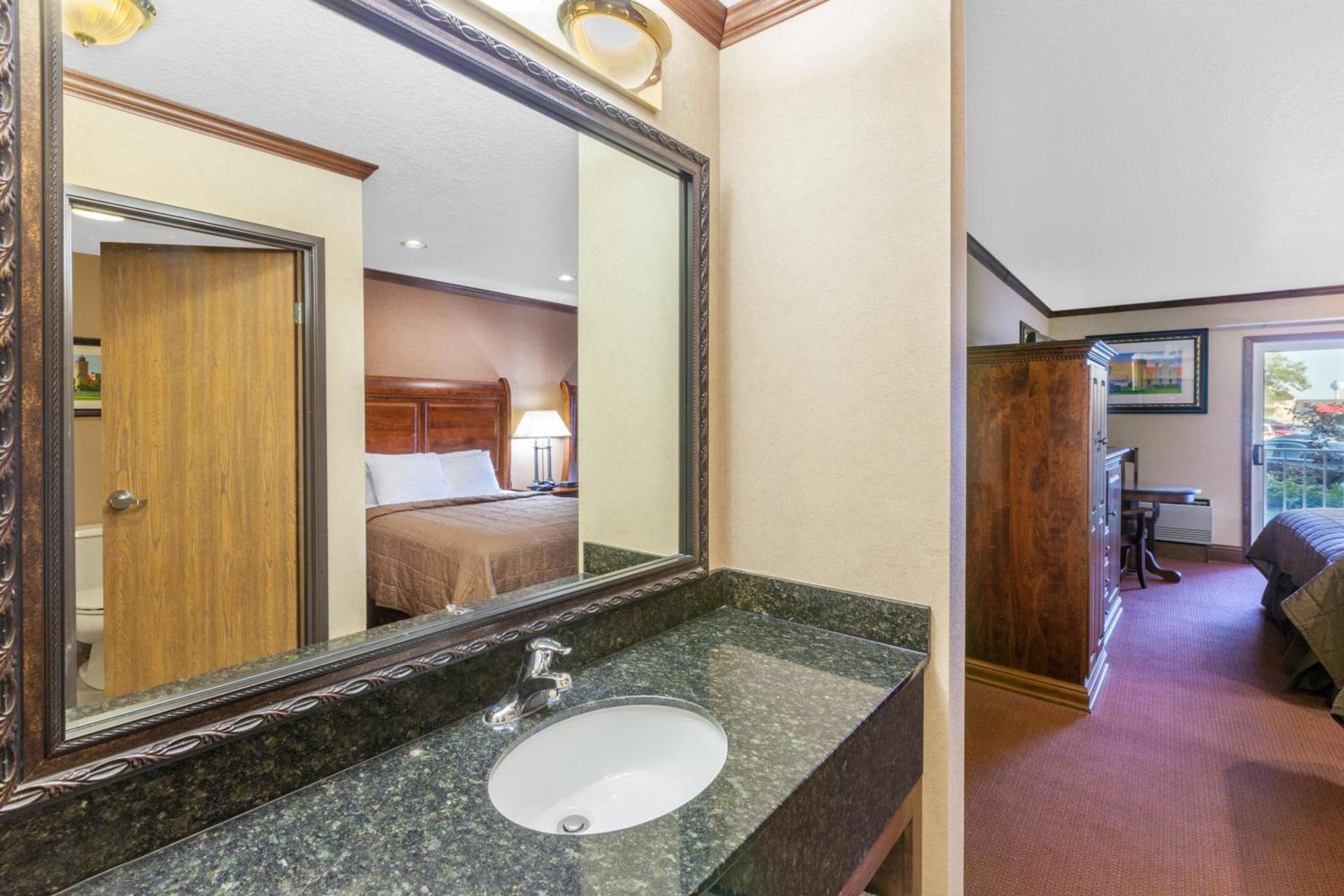 Ramada by Wyndham Mackinaw City Waterfront photo 23