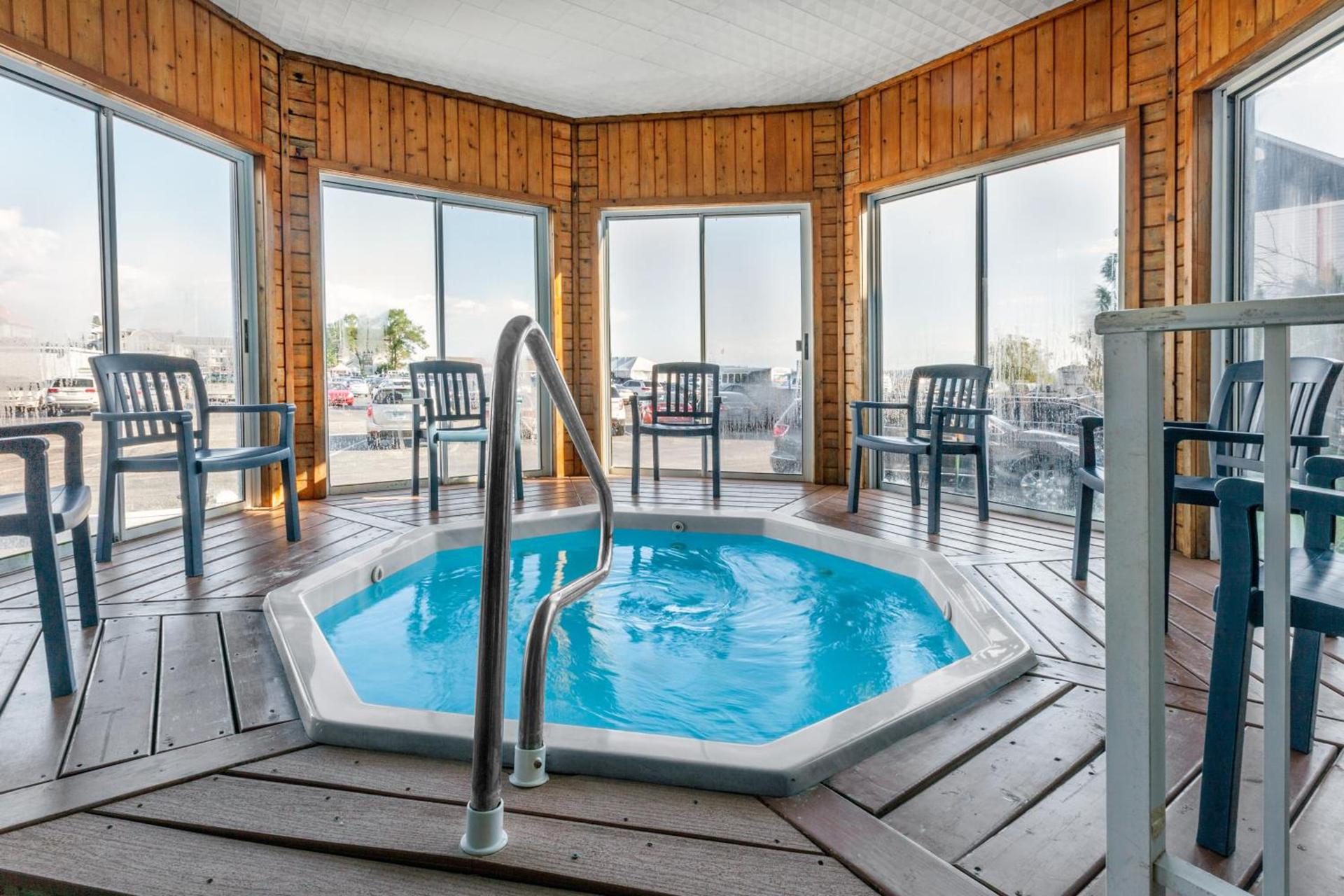 Ramada by Wyndham Mackinaw City Waterfront photo 22