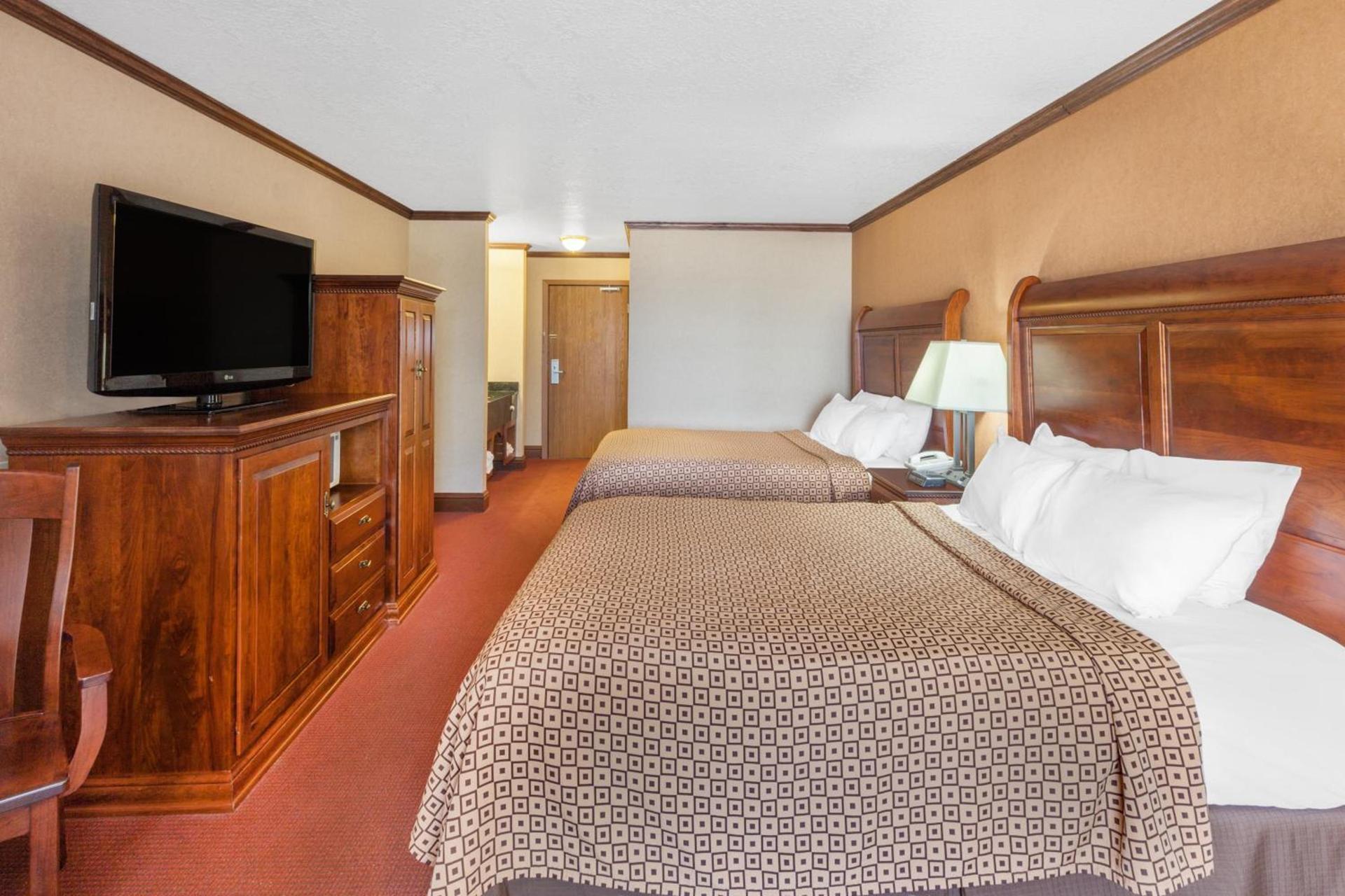Ramada by Wyndham Mackinaw City Waterfront photo 16