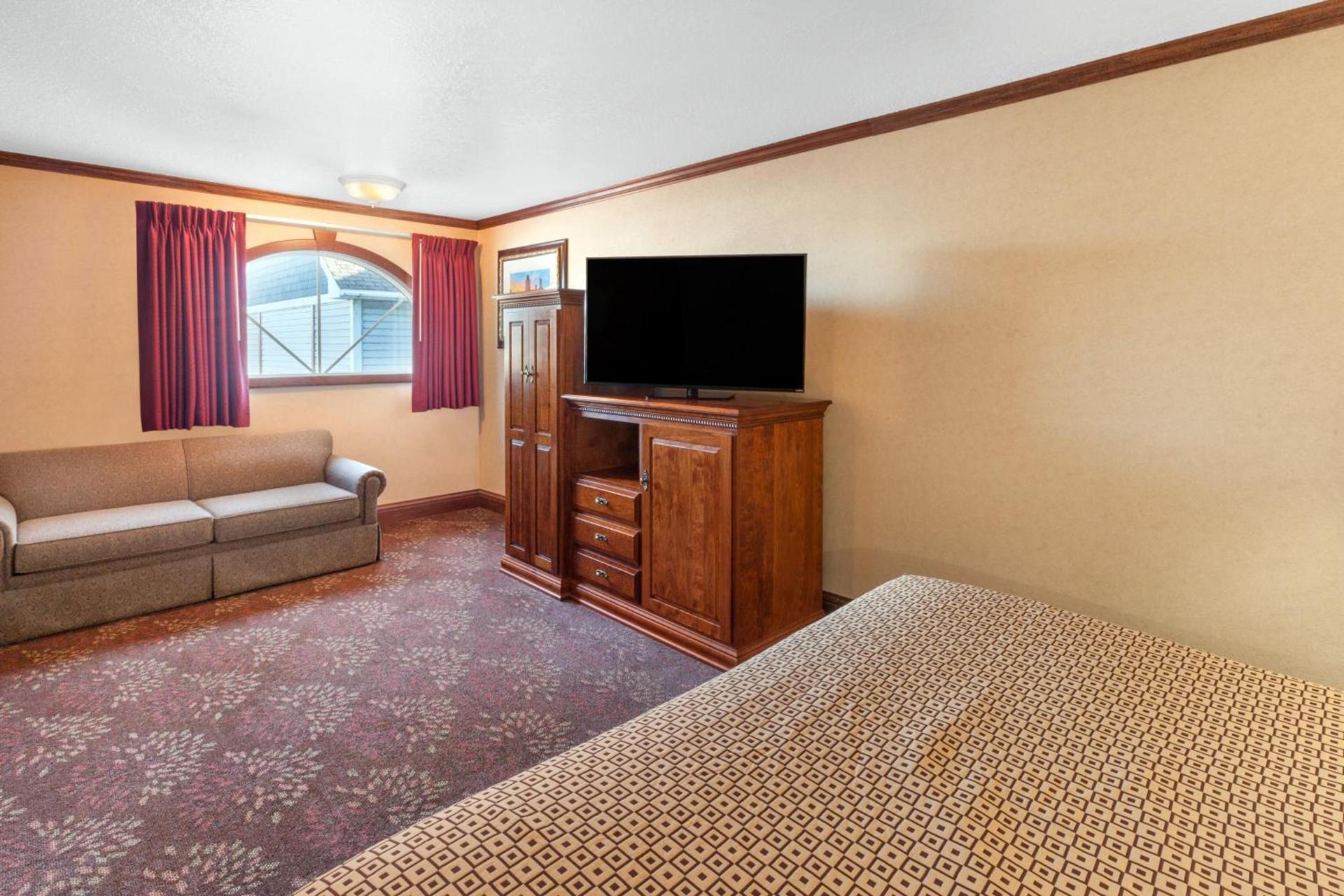 Ramada by Wyndham Mackinaw City Waterfront photo 10