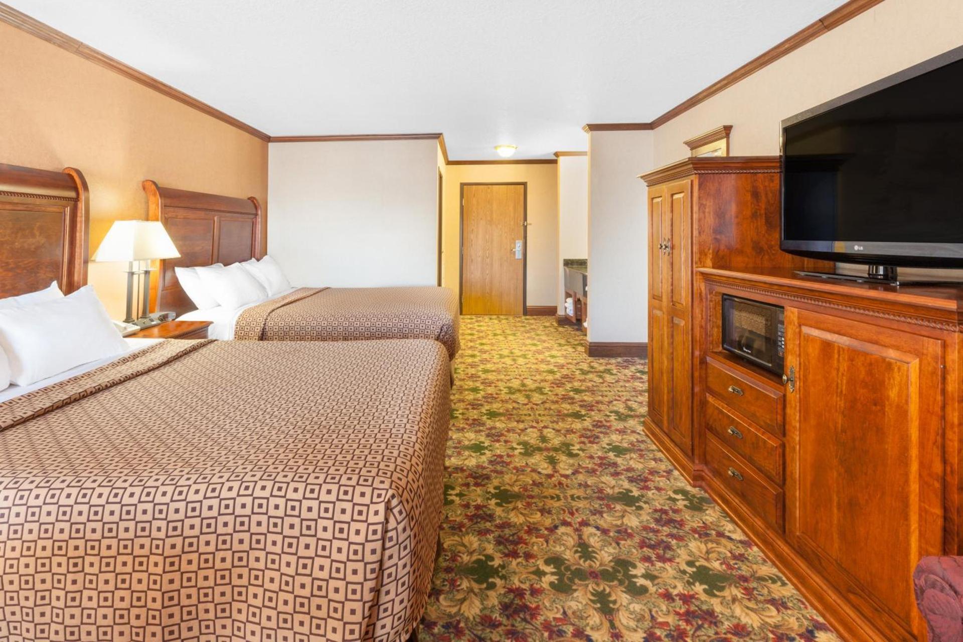 Ramada by Wyndham Mackinaw City Waterfront photo 13