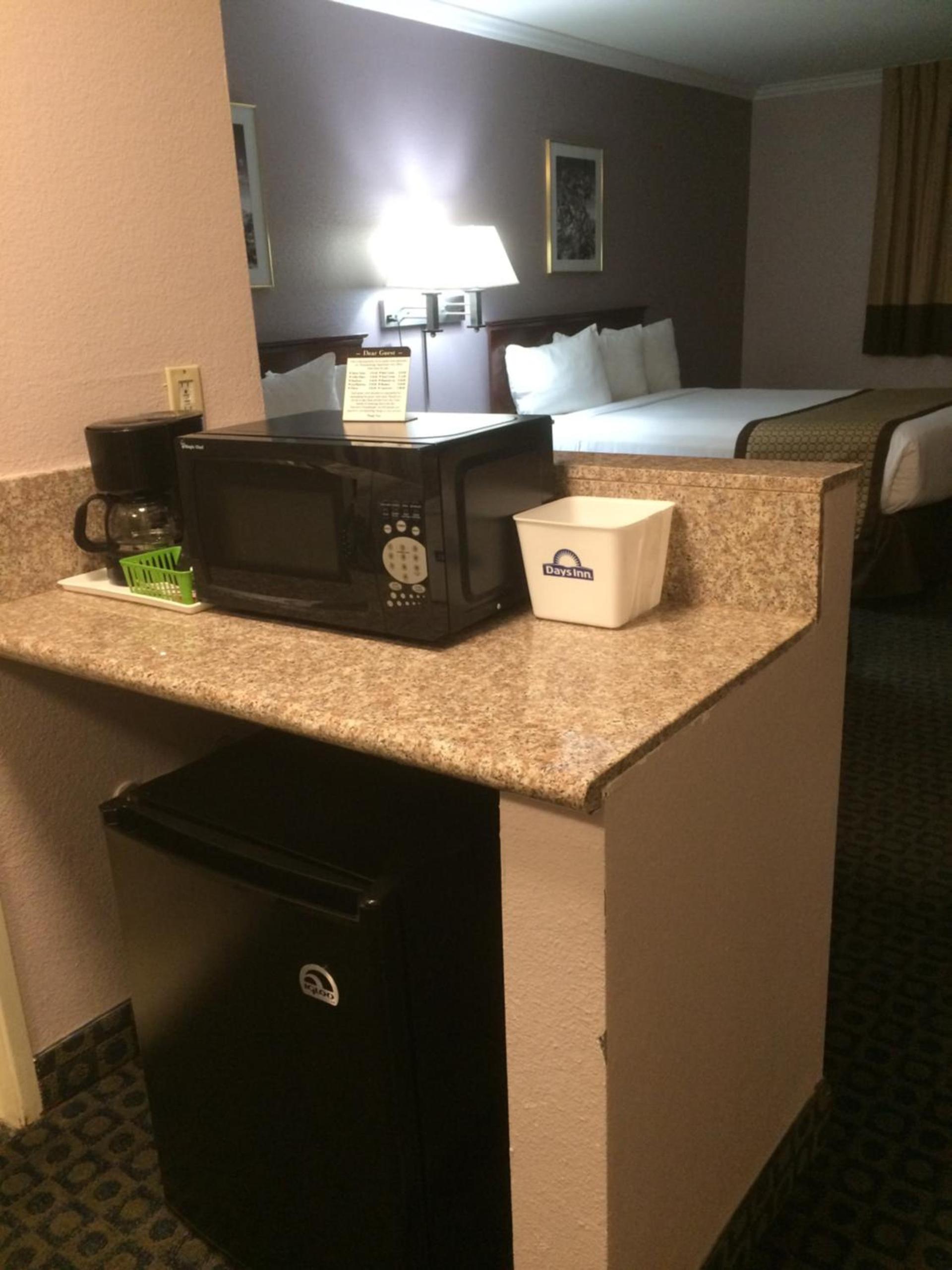 Days Inn by Wyndham Indio photo 17