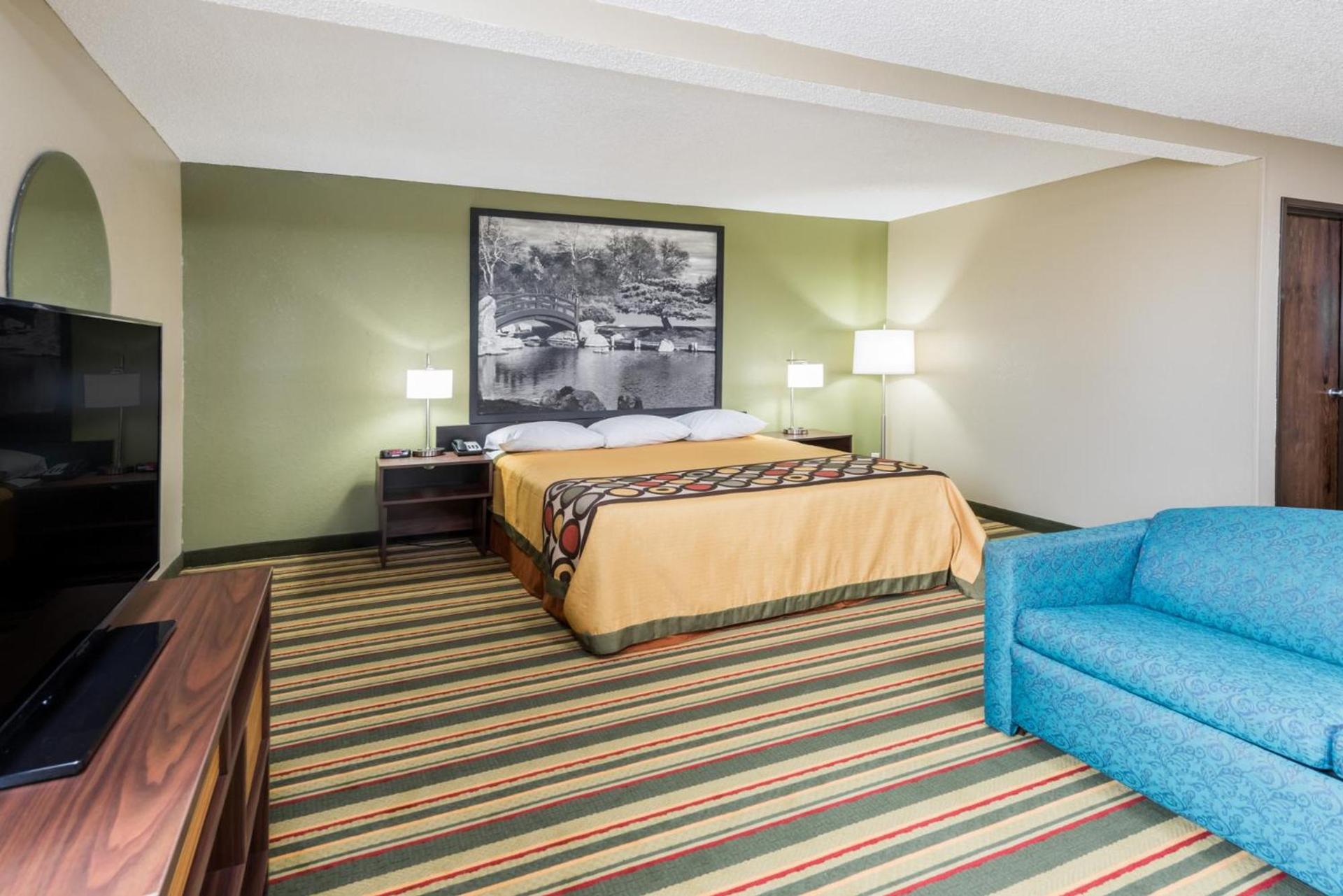 Super 8 by Wyndham Bloomington Normal photo 4