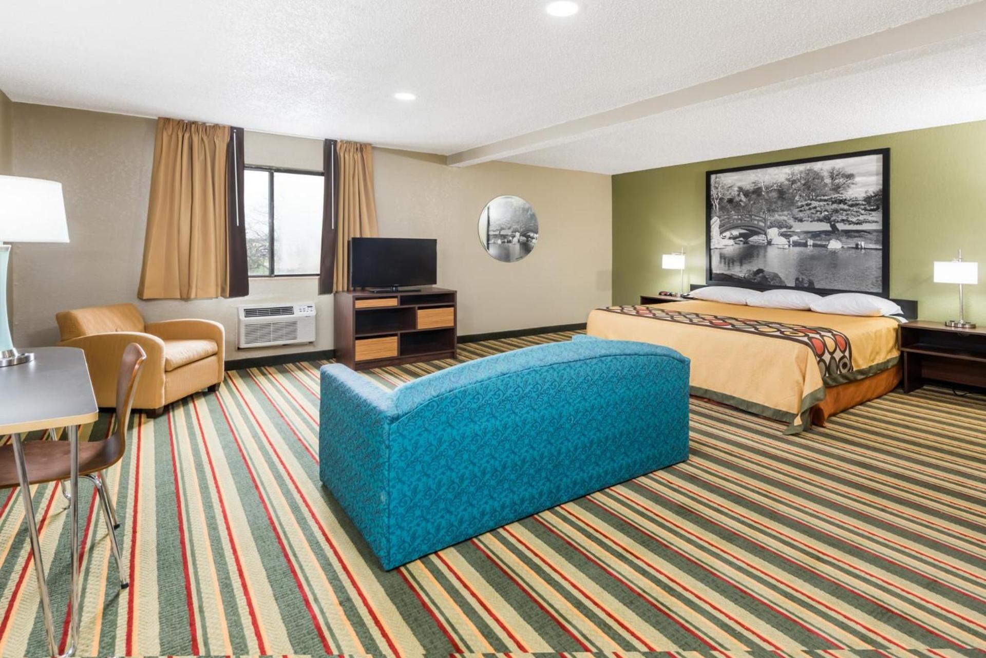 Super 8 by Wyndham Bloomington Normal photo 3