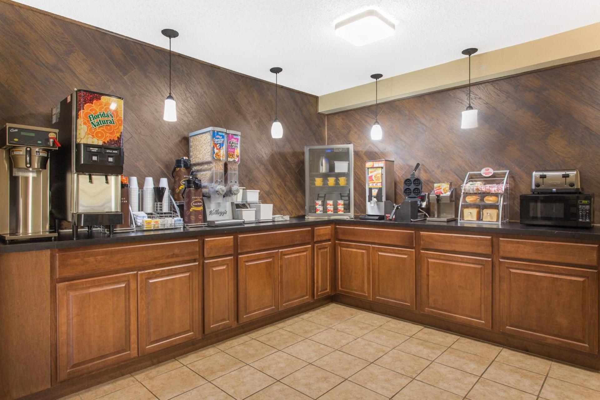 Super 8 by Wyndham Columbus Airport photo 25