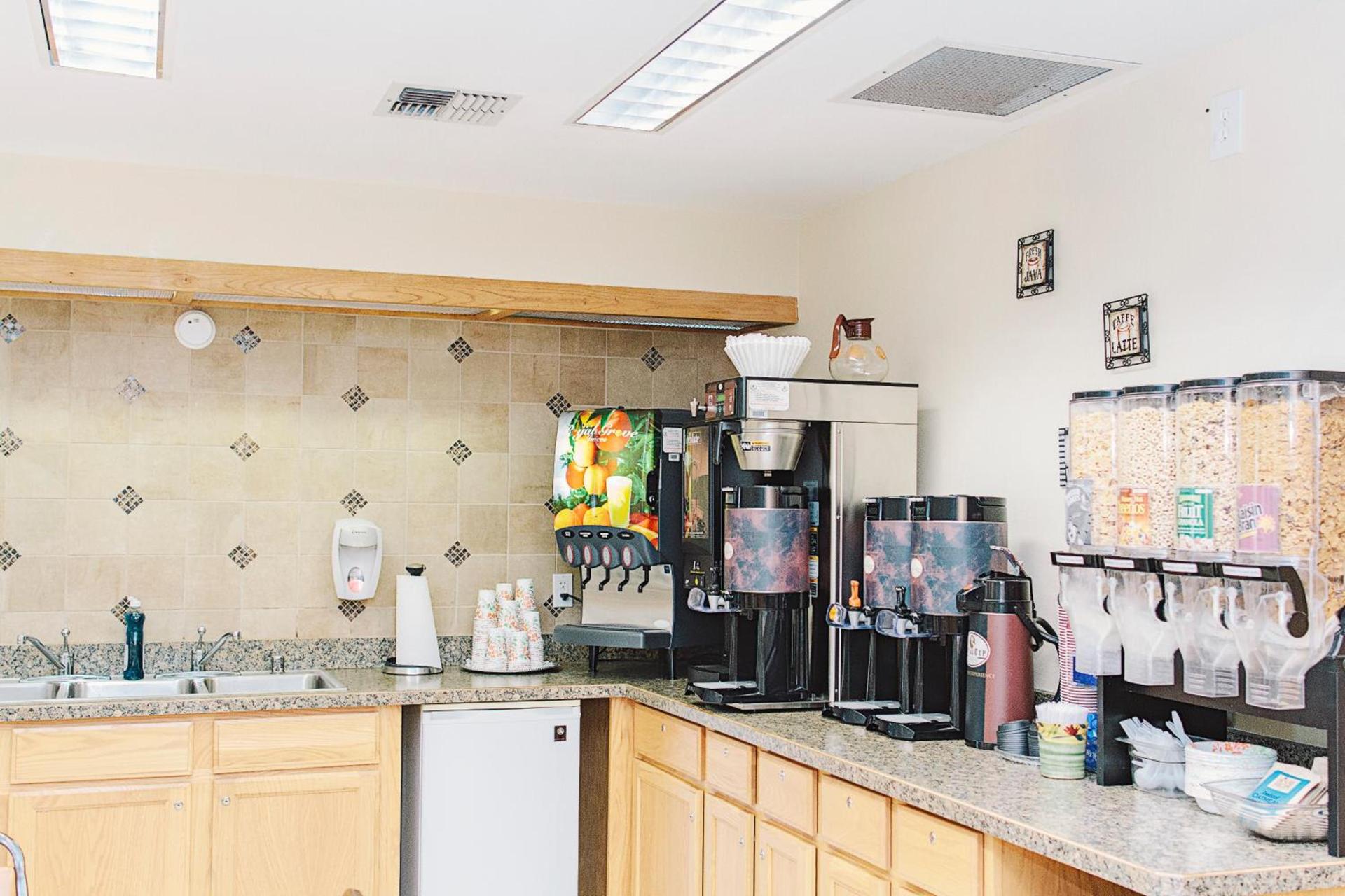 Lavissh Inn and Suites photo 37