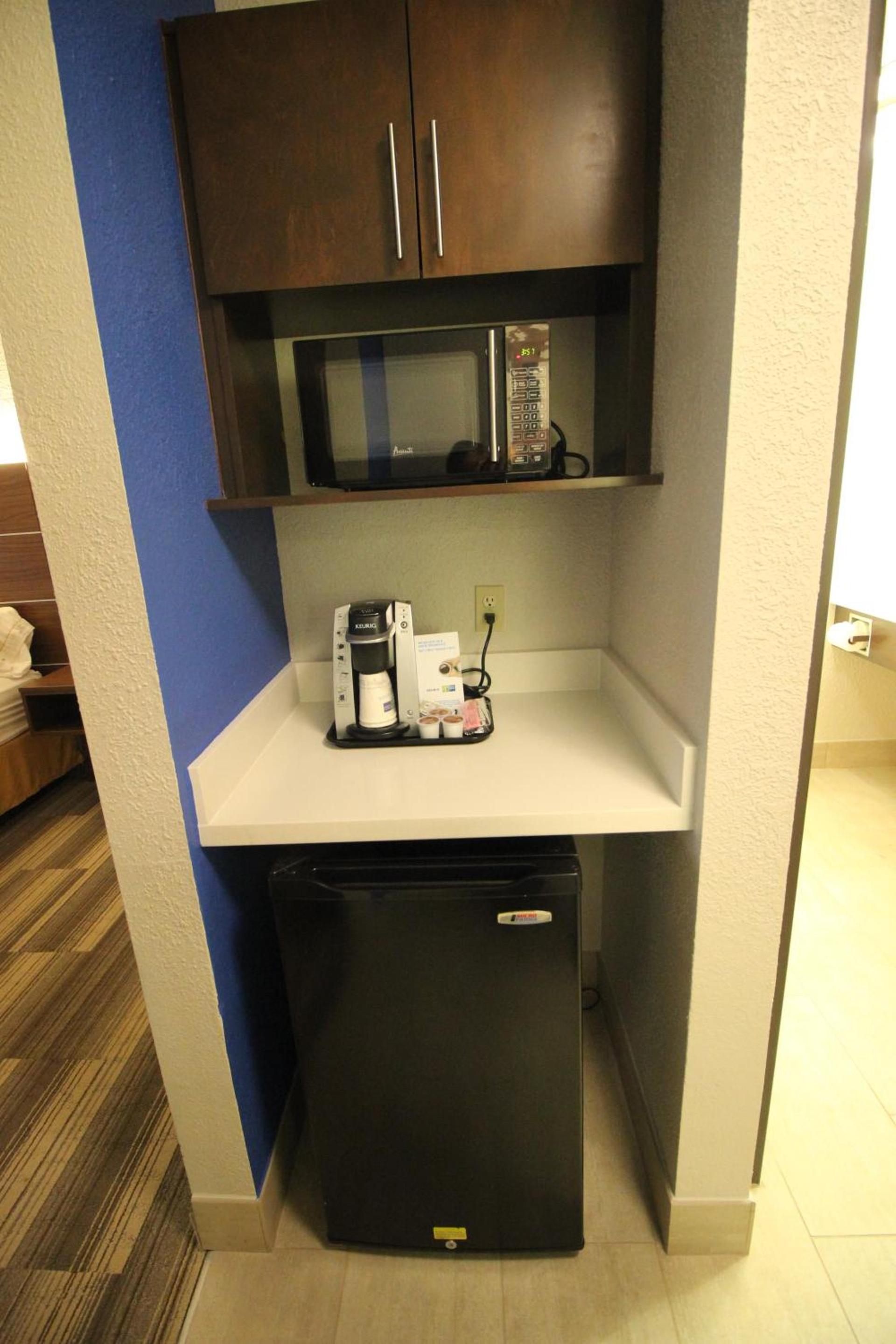 Holiday Inn Express & Suites Houston - Memorial Park Area by IHG photo 3