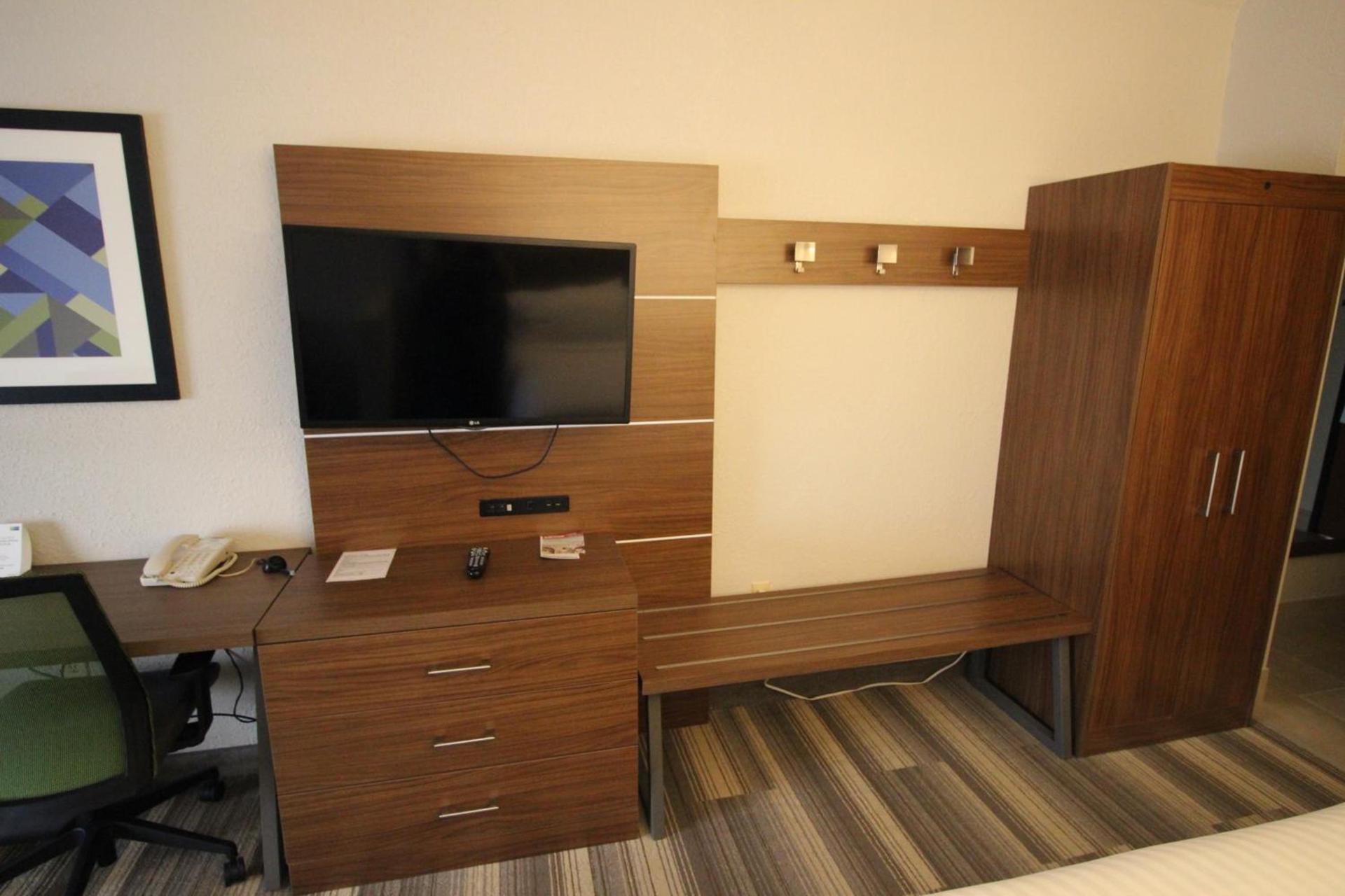 Holiday Inn Express & Suites Houston - Memorial Park Area by IHG photo 4