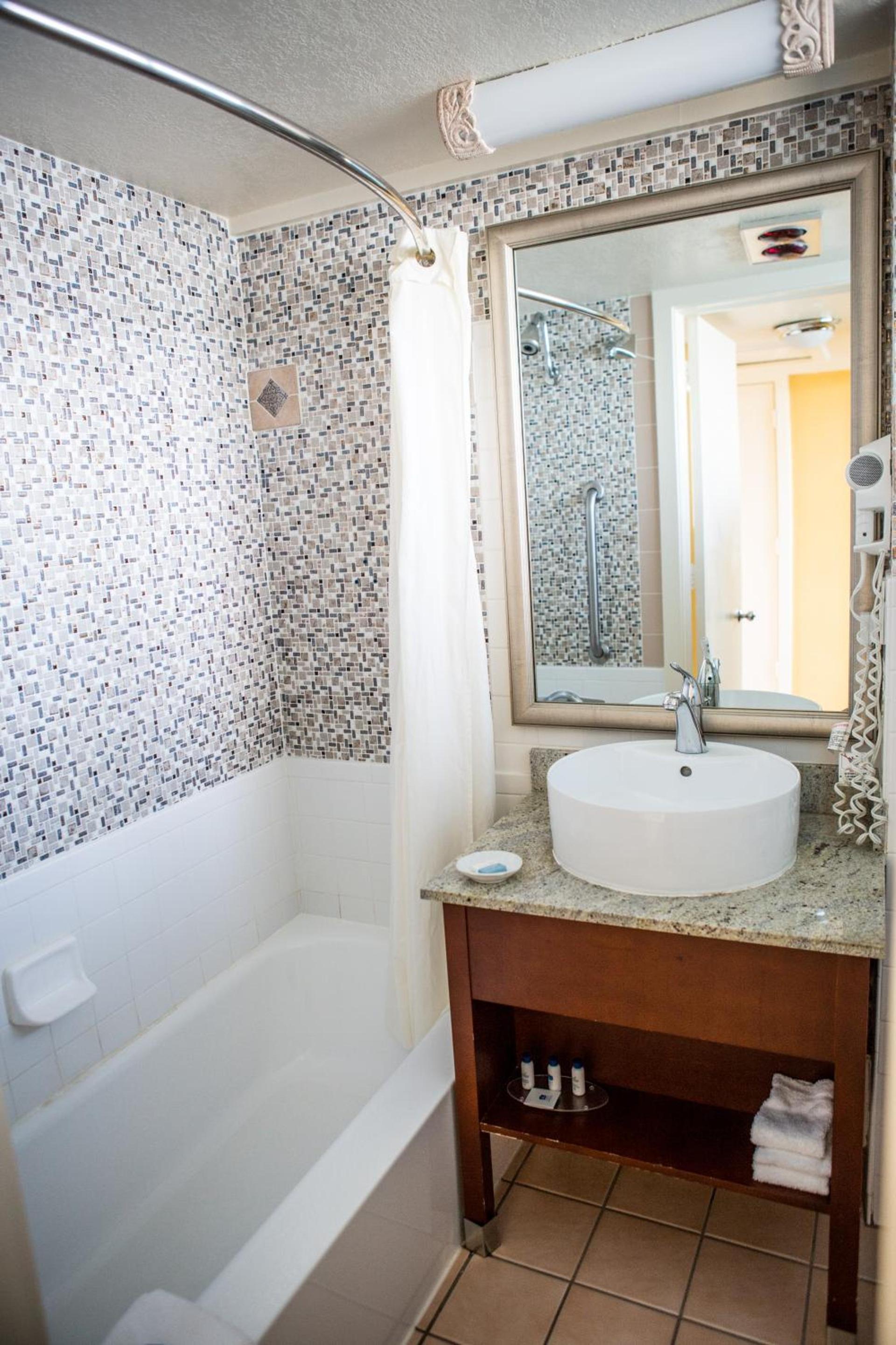 Best Western Plus Yacht Harbor Inn photo 38