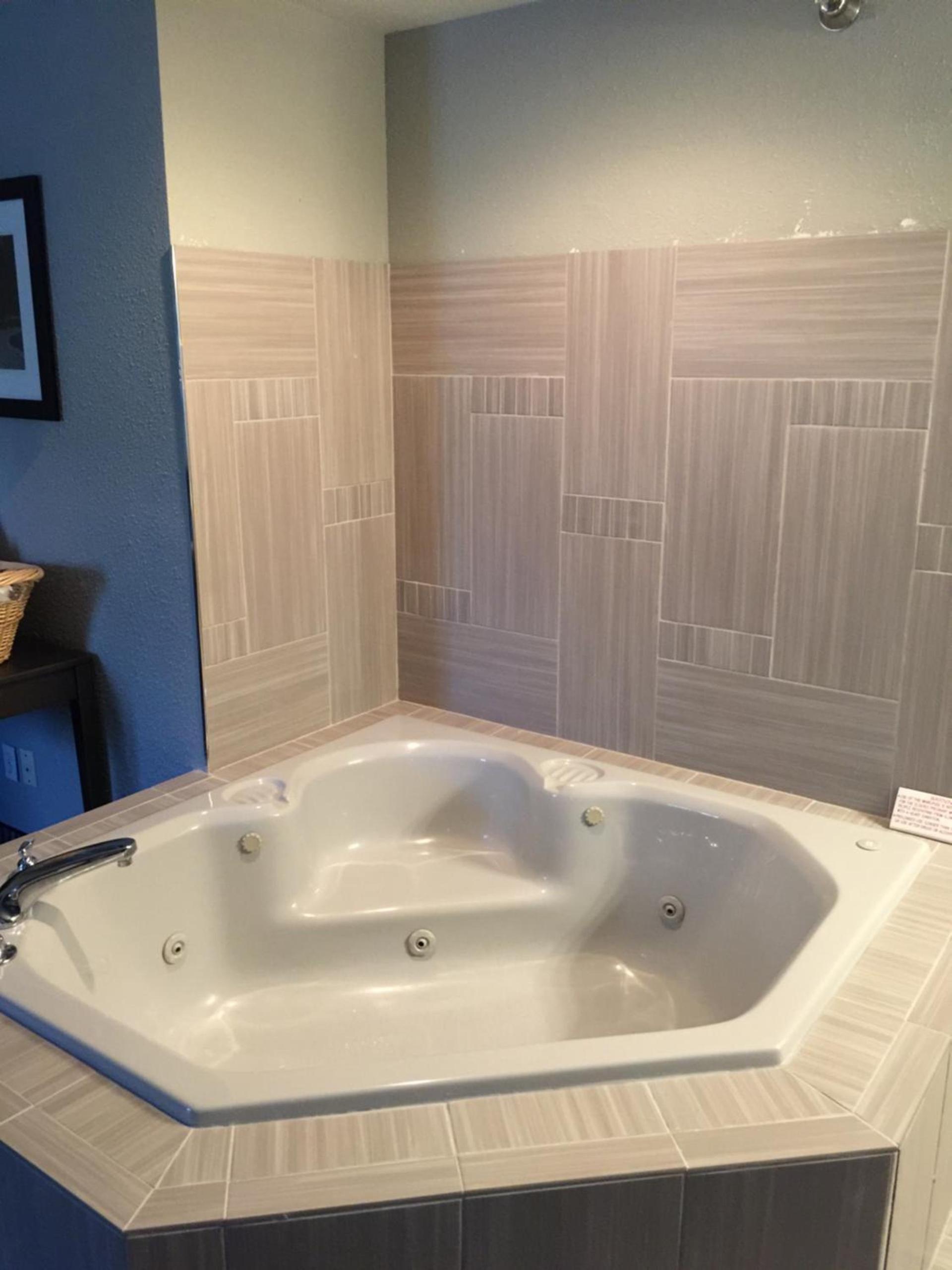 Baymont by Wyndham Pella photo 20