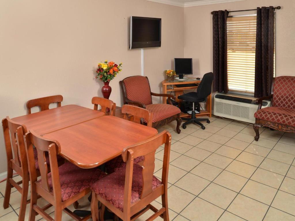 Americas Best Value Inn-Indianola photo 3