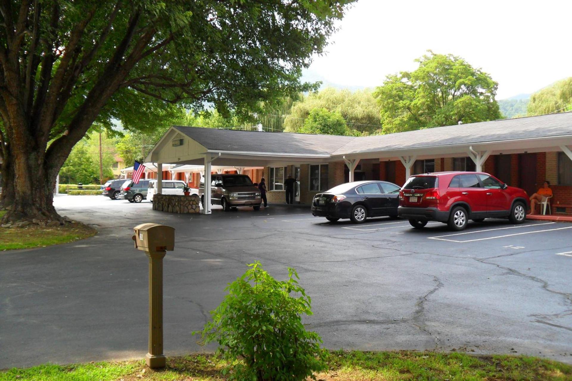 Travelowes Motel - Maggie Valley photo 18