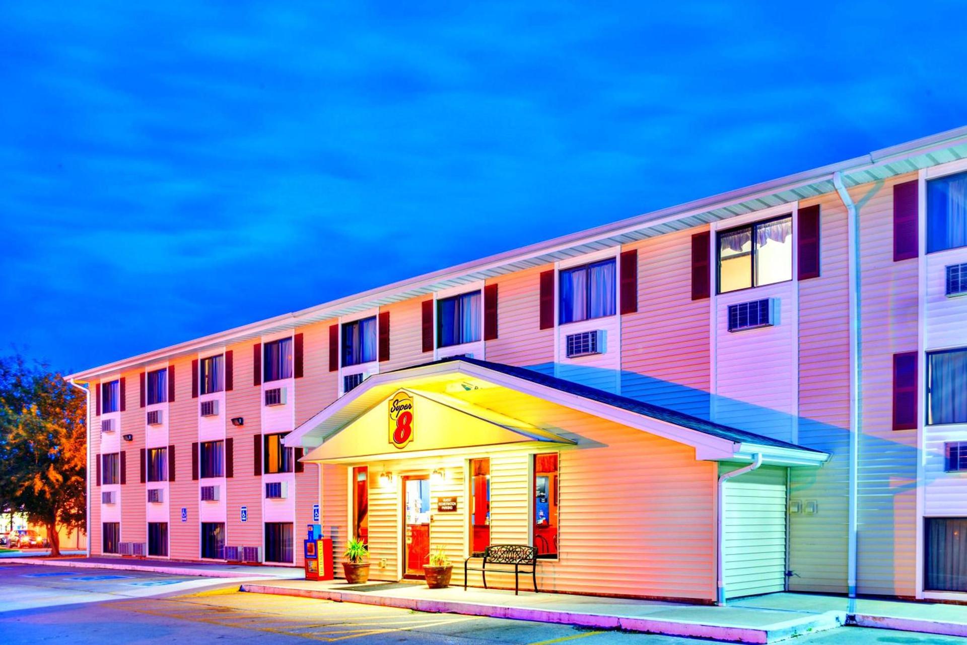Super 8 by Wyndham Burlington — hotel in Burlington