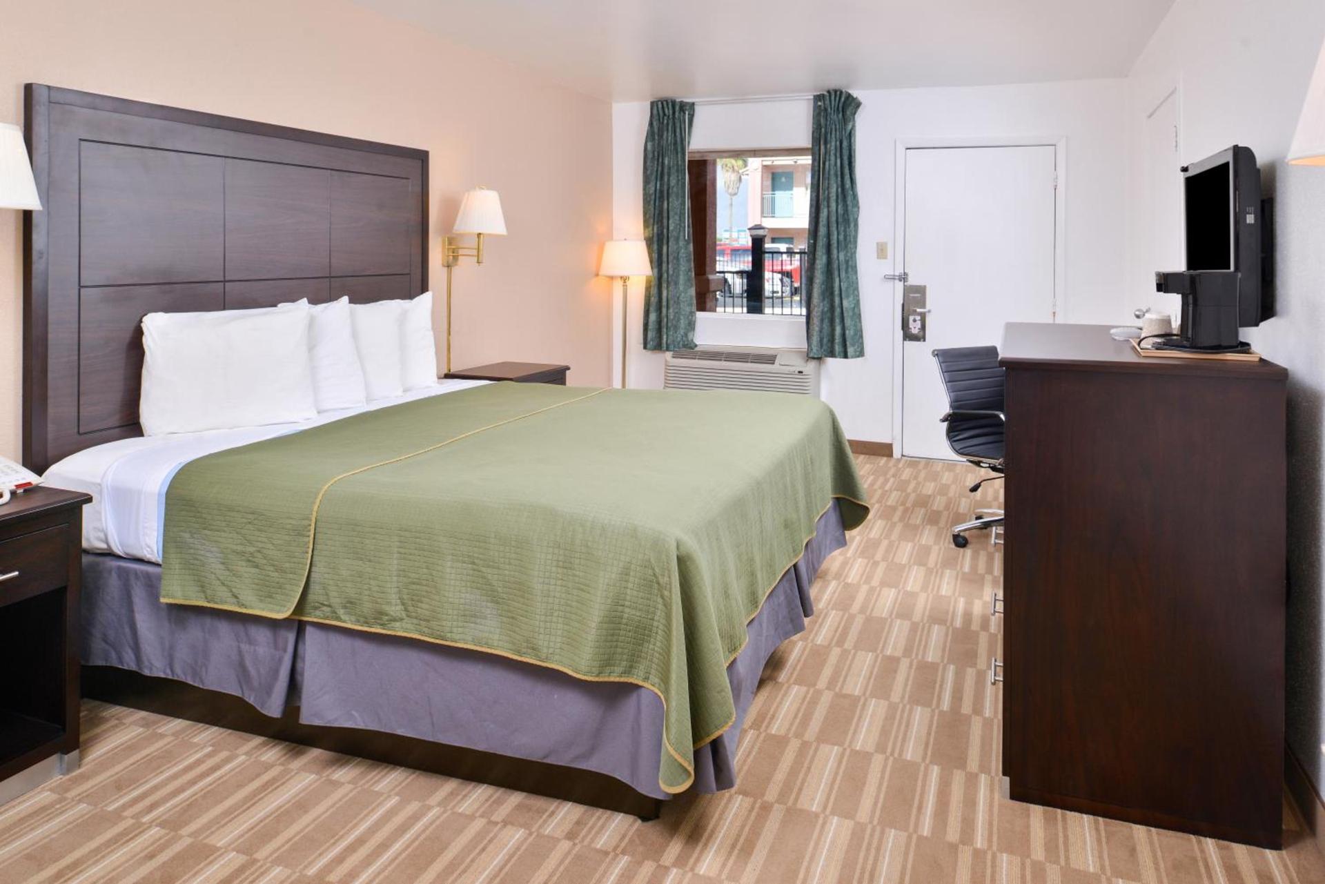 Americas Best Value Inn Clute photo 3